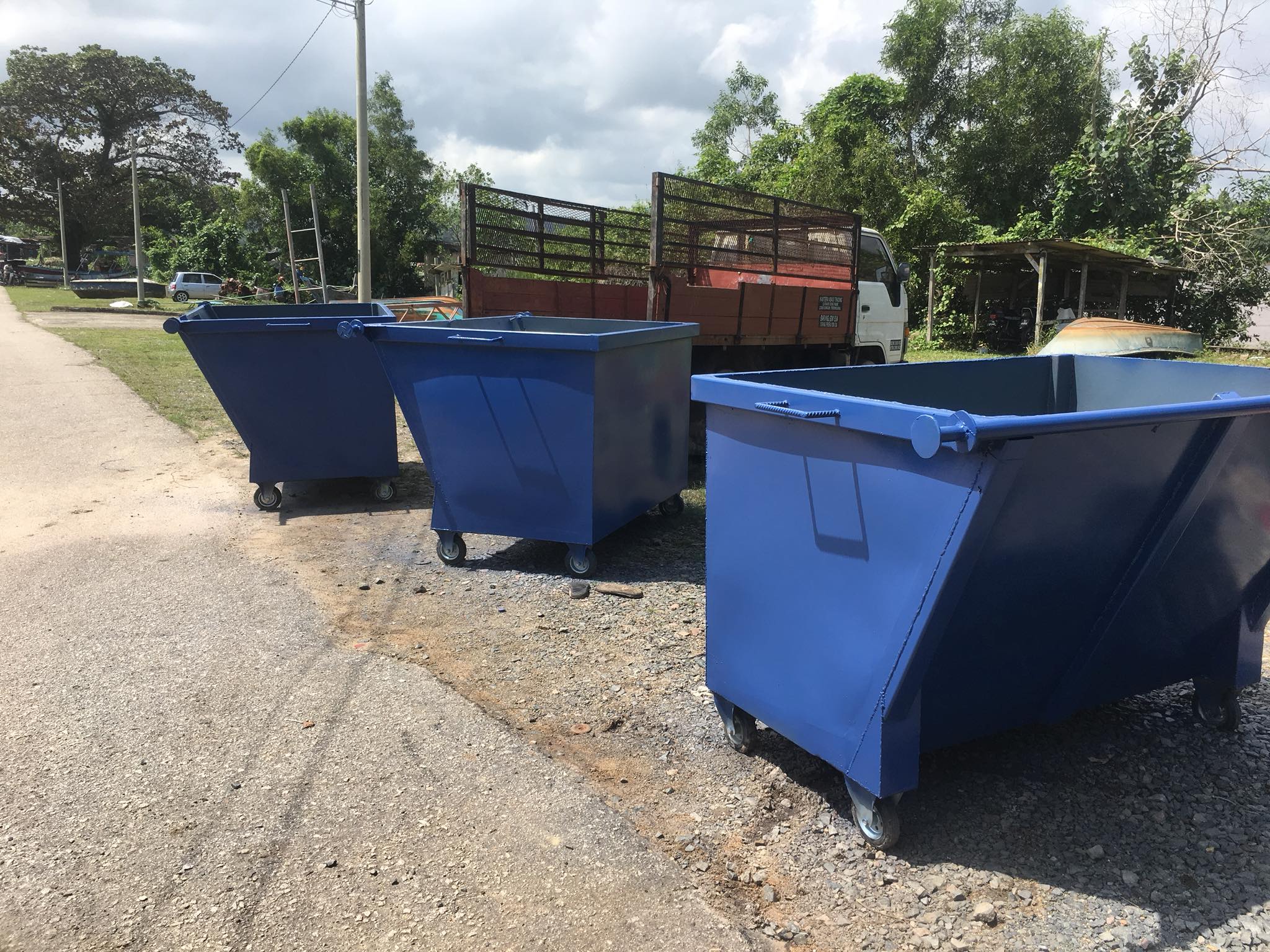 Pembuat Tong Sampah Besi dan Roro