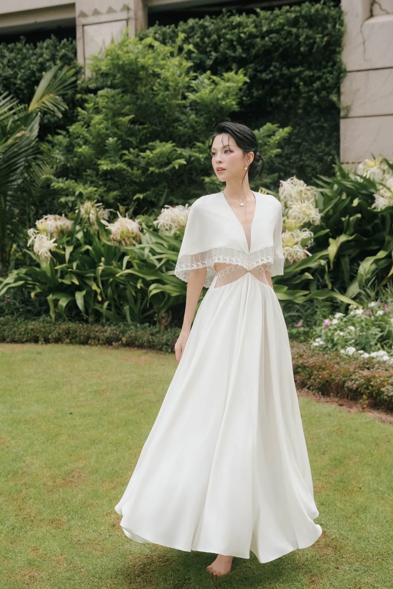 flowy dress with cape 🍃Cape Maxi Elegant maxi dress delicate lace details and a flowing silhouette. ▫️ V-neck cape design ▫️ Lace waist detailing ▫️ maxi length ▫️ Perfect for weddings & SCHL003110_B_M
