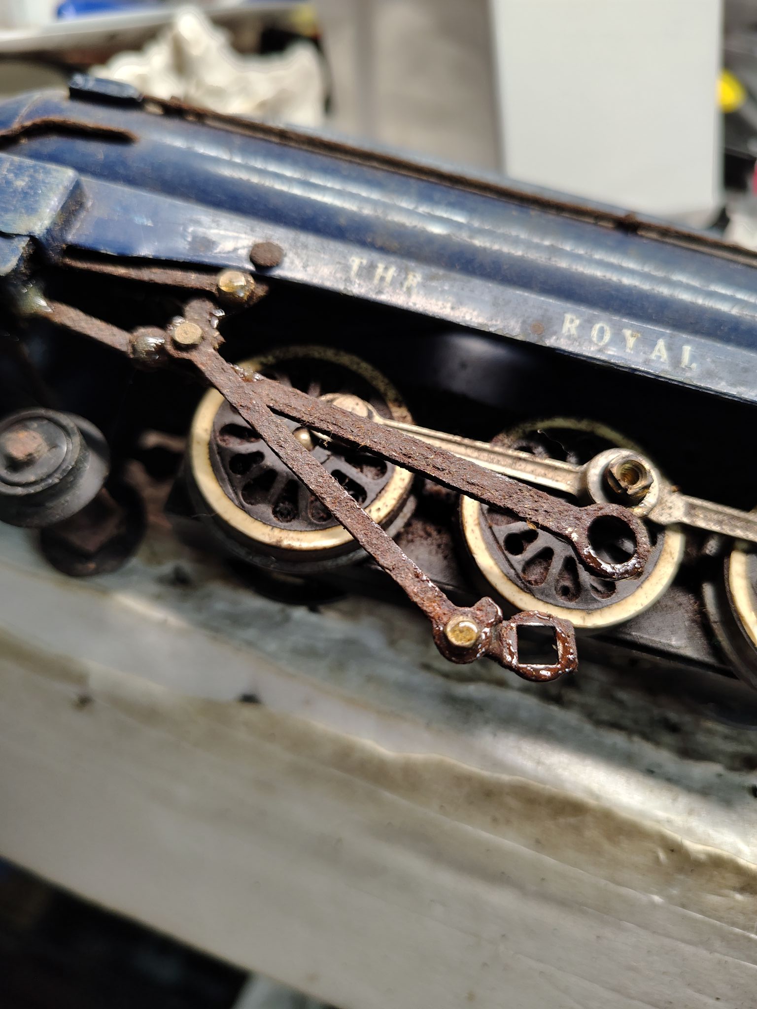Most would say forget it but I'm a try to save this loco and rods ...