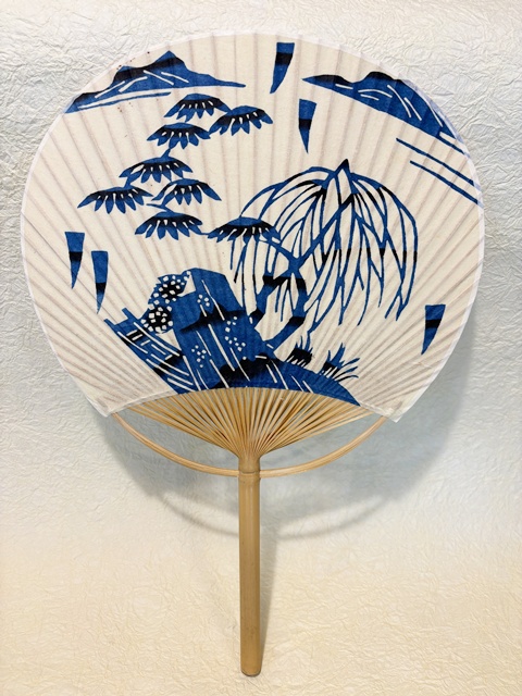 芹沢銈介（人間国宝の染色家）の型絵染団扇 約50年前に東京蒲田の工房