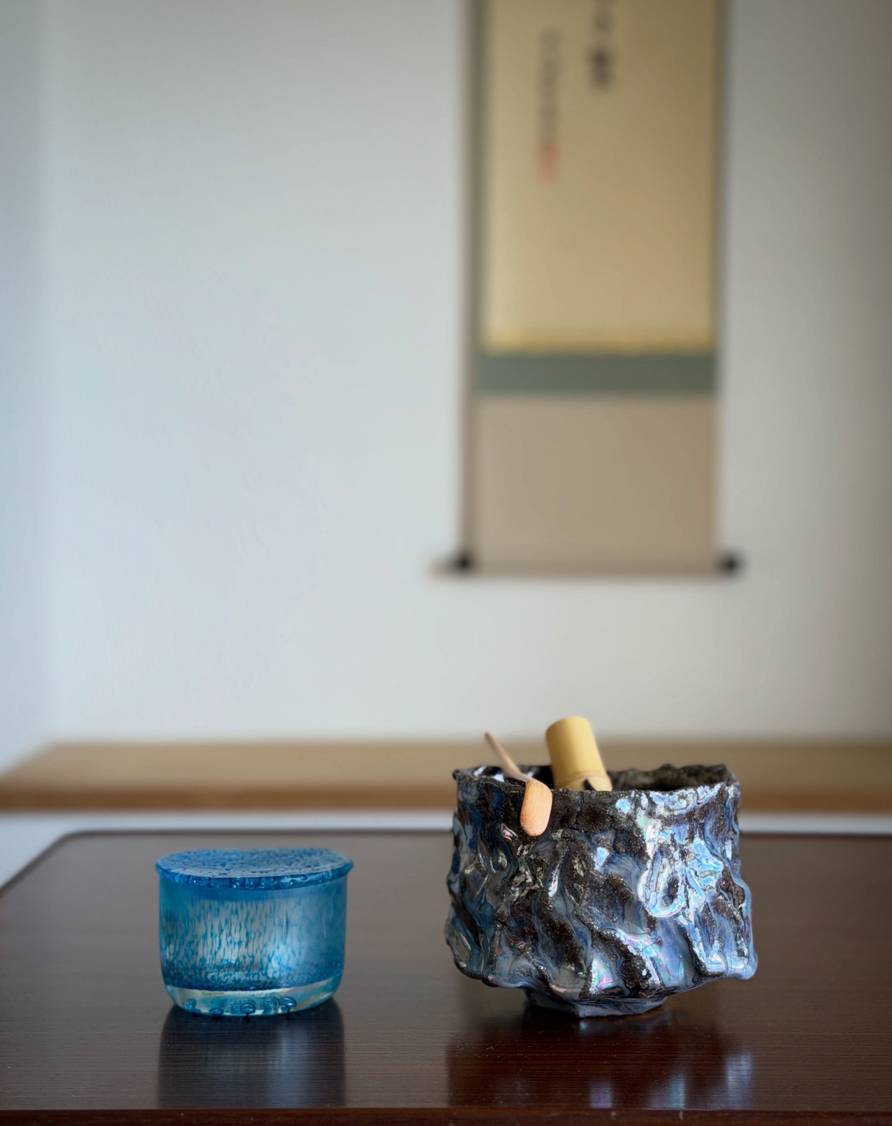福村龍太さんのこの茶碗は、薪窯で窯変させた後、銀彩を施した手の込ん