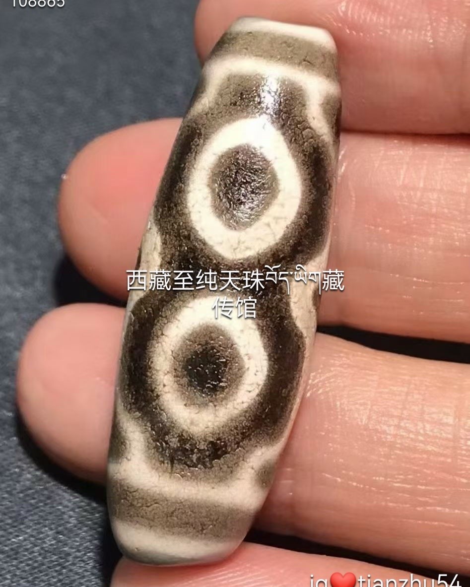 传承西藏双虎牙天珠皮壳润度好，孔道玉质感强，质地纯，一颗好珠子尺寸