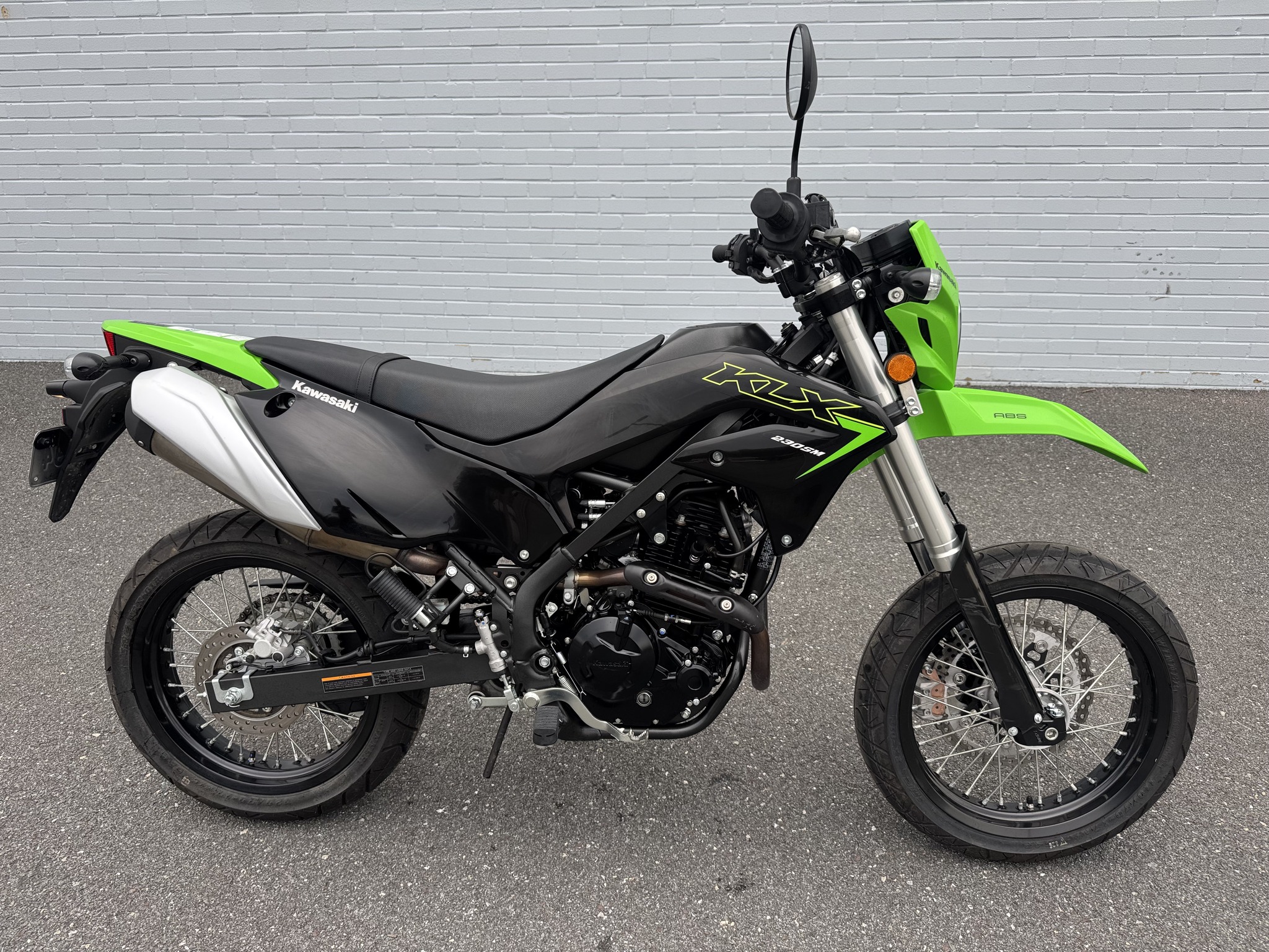 みー 2023 KAWASAKI KLX 230 SM SUPER MOTO THIS BIKE ONLY HAS 476 MILES