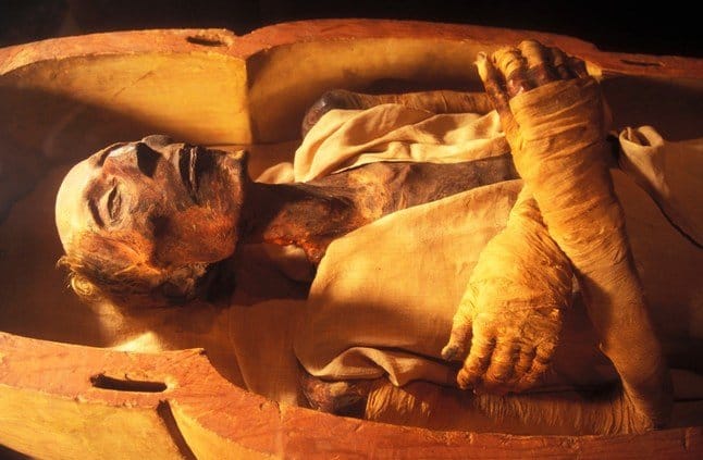 خارج حدود الإدراك فرعون موسى وقصة إسلام العالم موريس بوكاي اليوم ننجيك ببدنك لتكون لمن خلفك آية صدق رب العالمين يونس 92 عندما تسلم الرئيس الفرنسي الراحل فرانسوا ميتران
