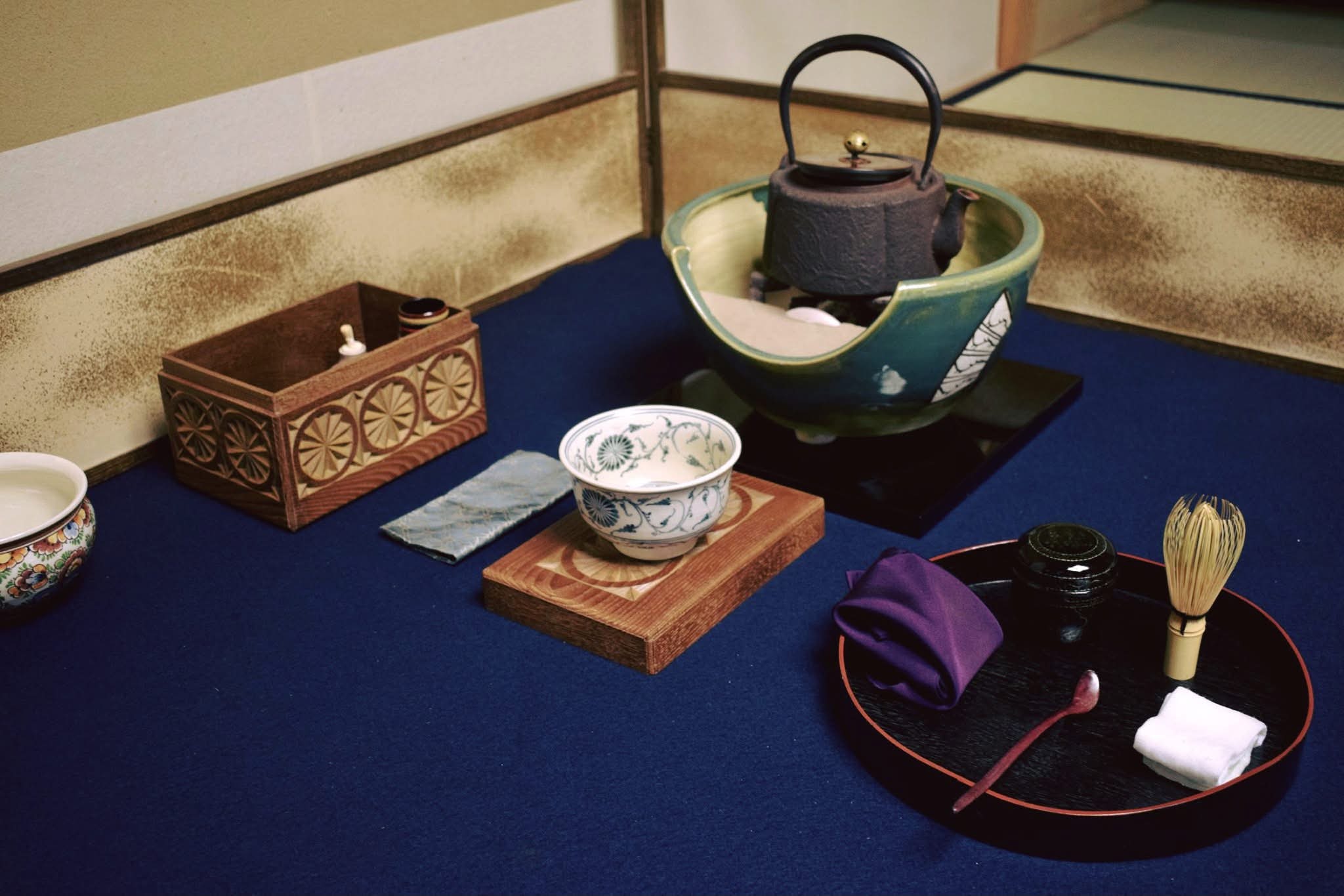 アフガニスタン掘の茶箱にベトナム製の安南茶盌。2020年8月23日の写真