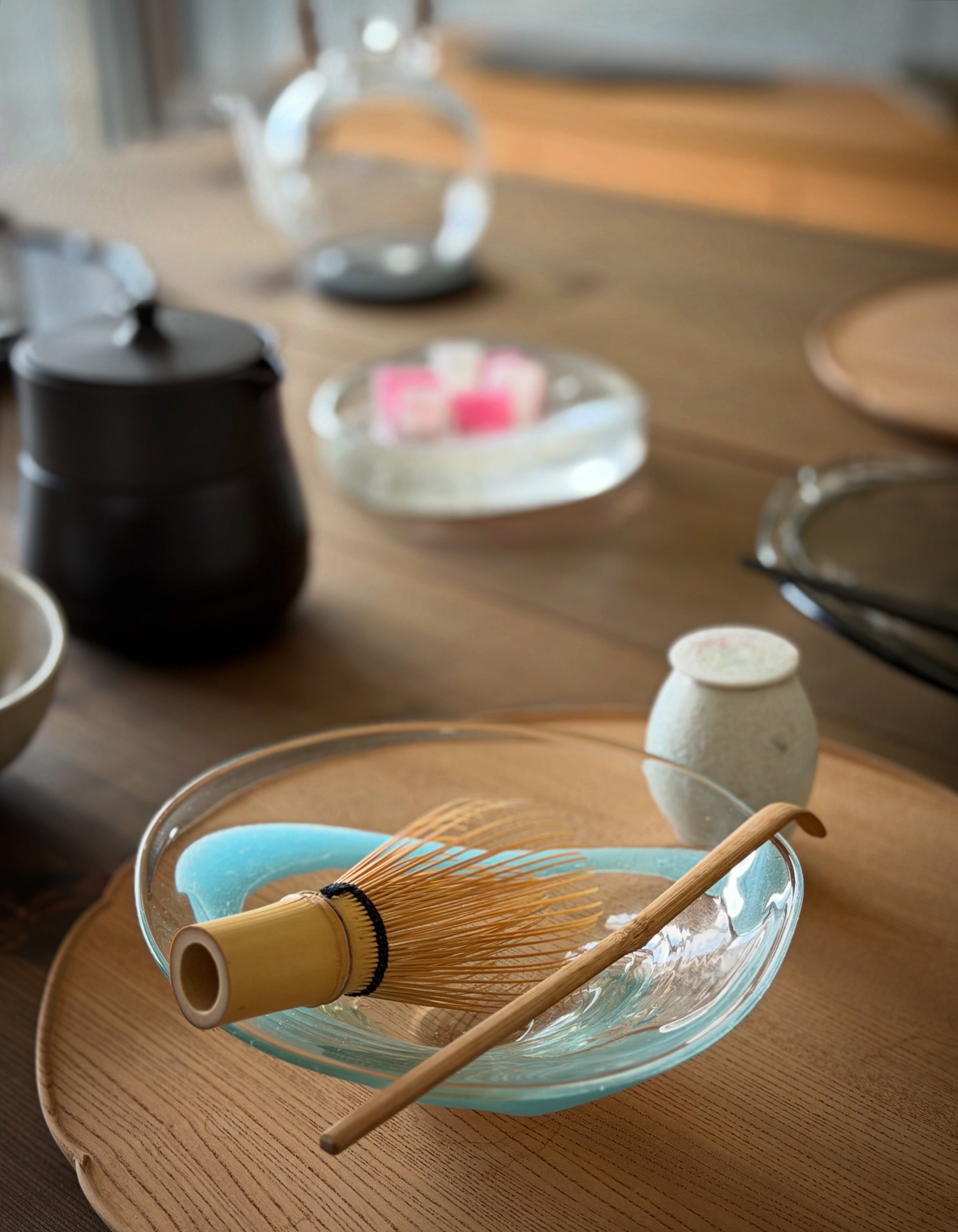 吉田直嗣さんの茶碗で盆略をしつらえました。一枚目はクラシックに、二