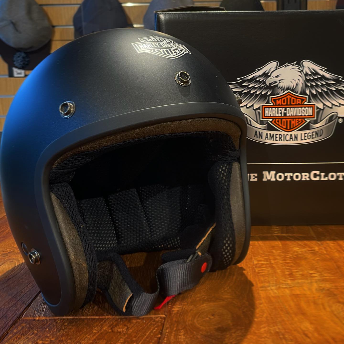 ヘルメットメーカーAraiとharleyのダブルネームの艶消しブラック 