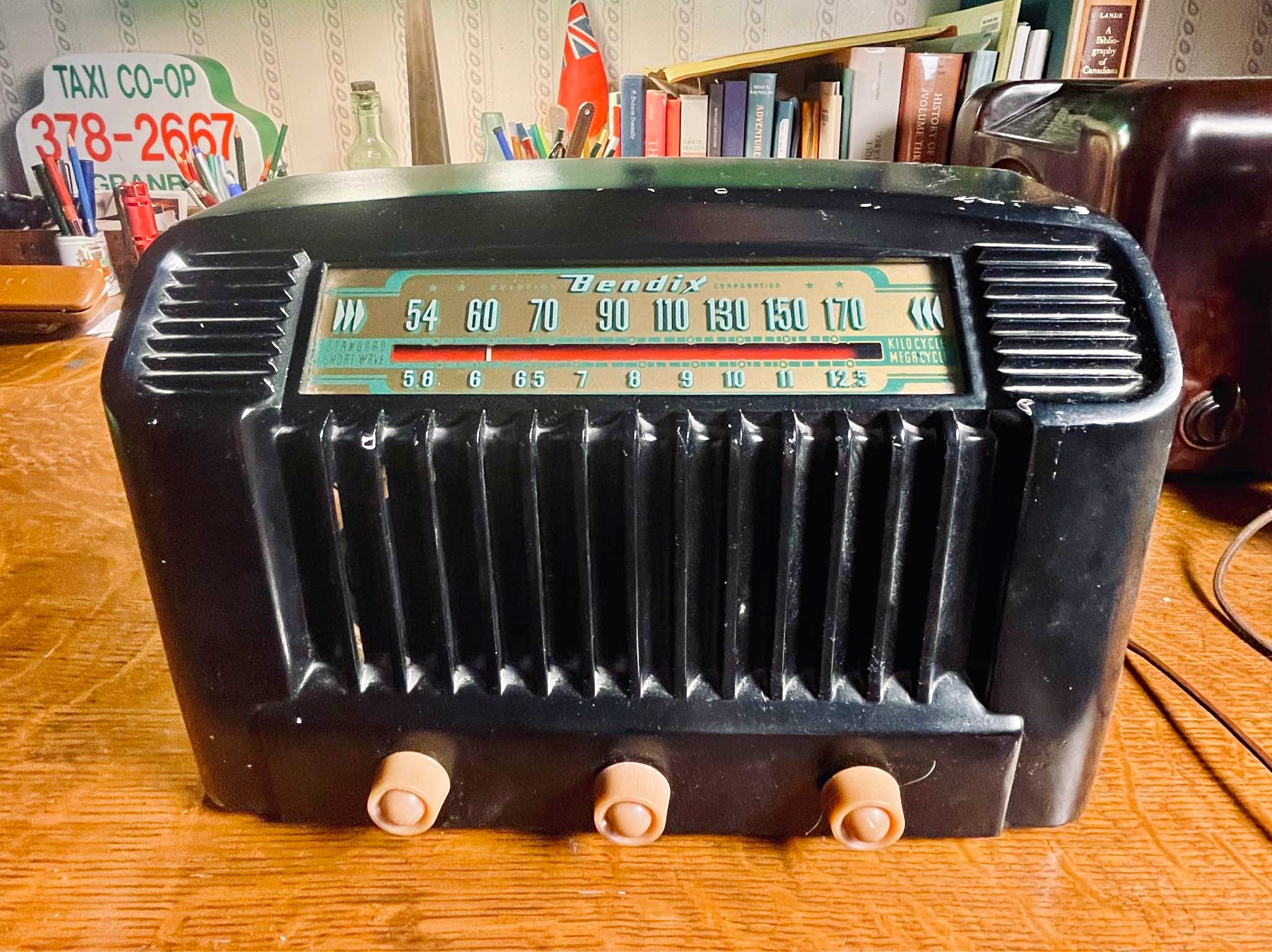 Vintage working 1947 Bendix model 626 radio / Radio Bendix modèle 626 ...