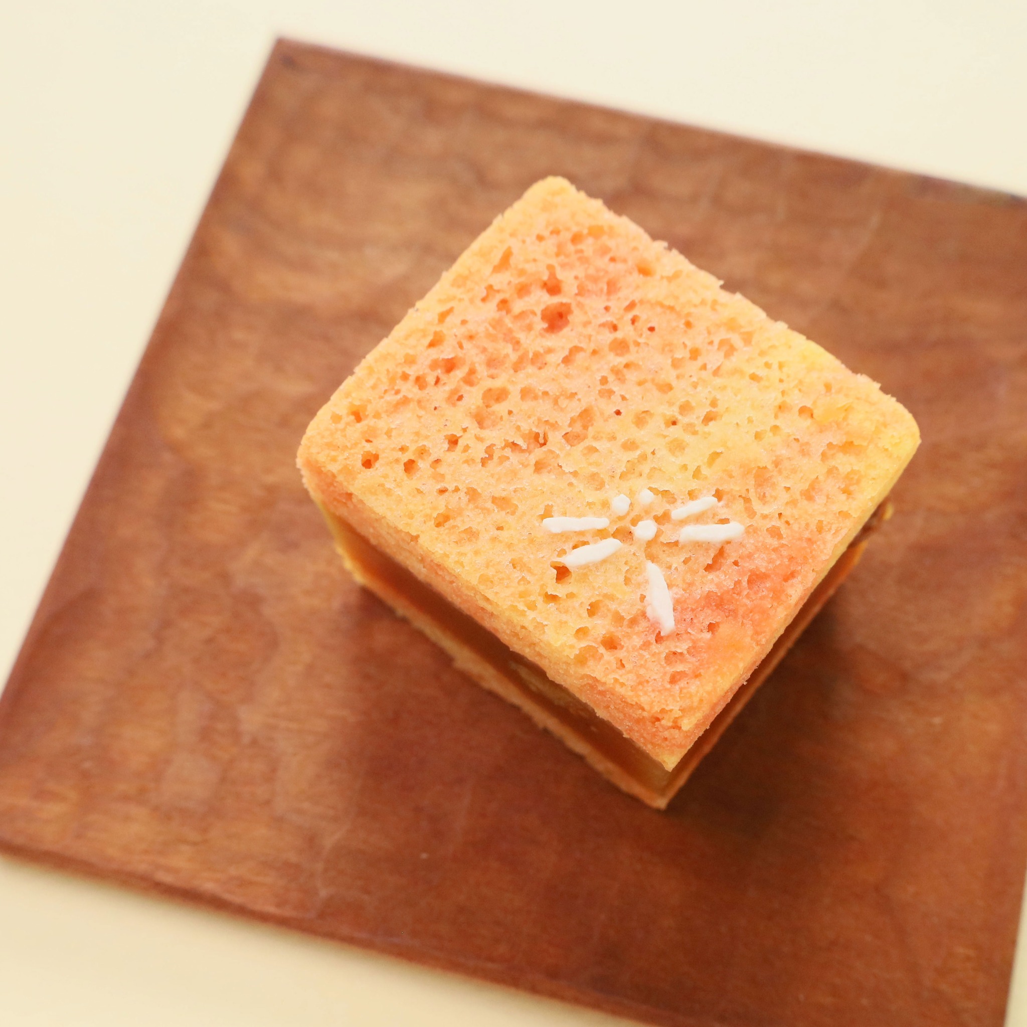 季節の生菓子 / 水牡丹 花の王様の意で、「花王」とも呼ばれる