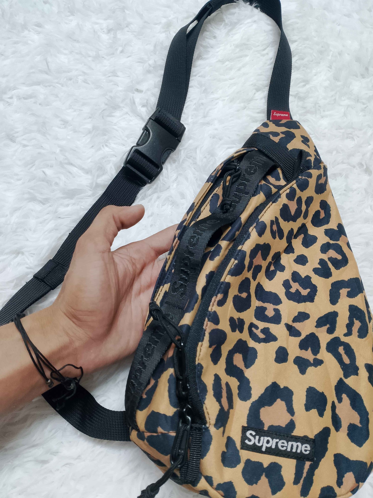 バッグ Supreme 20FW Sling Bag Leopard SUPREME SLING BAG (LEOPARD) Authentic / Legit Good as new / No
