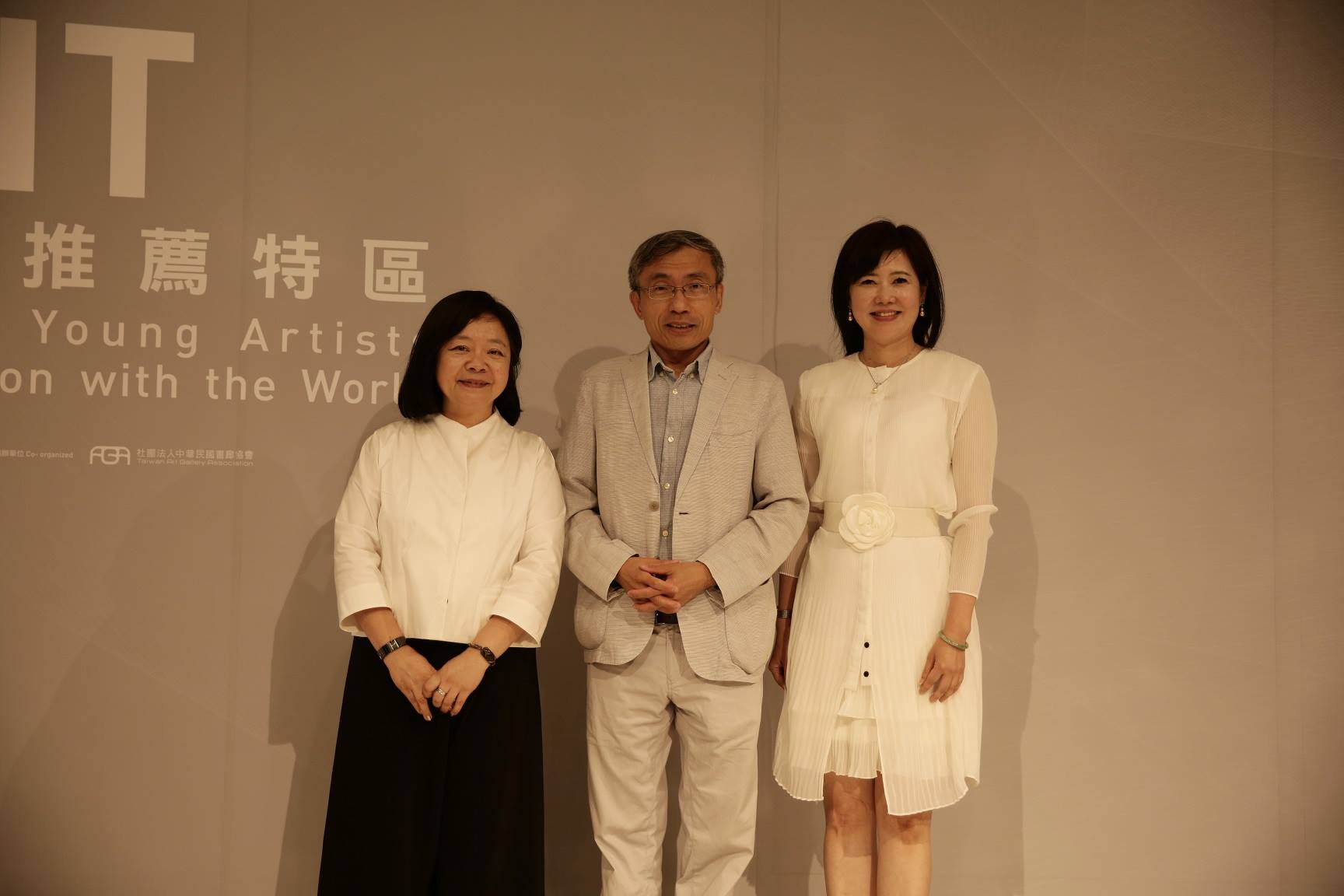 當代藝術新聞 Cans Contemporary Art News - 財團法人中國民國畫廊協會理事長鍾經新(左起)、文化部主任秘書陳濟民 ...