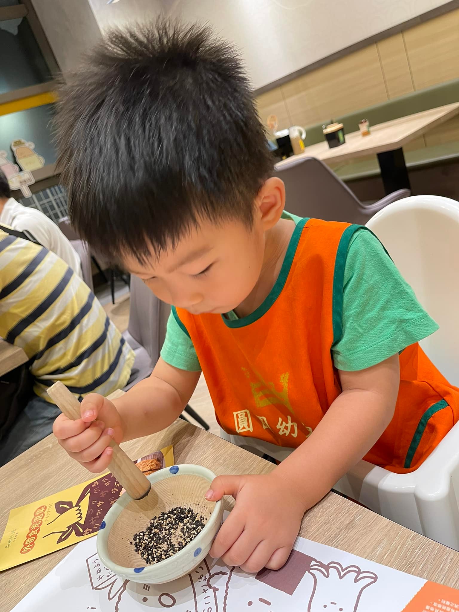 小城堡生活日記 - 父親節來松山站逛逛 到底這些拍照姿勢 是跟誰學的🤔🤔 磨磨芝麻有夠香 還要海景造景的海底世界...