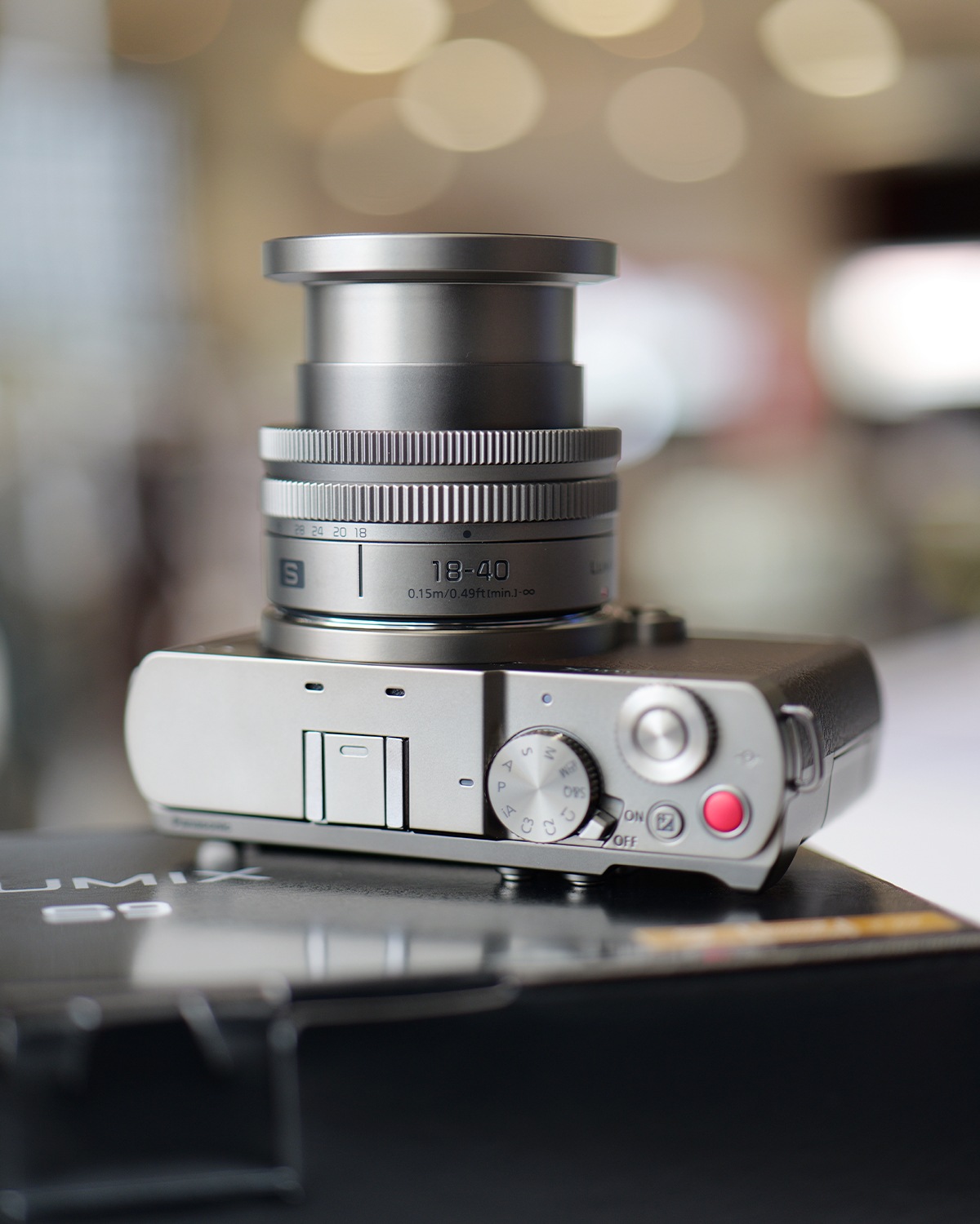デジタルカメラ Sony ZV-E10 Lens 18-35mm Lens Kit SD128 Sony ZV-E10 Lens 18-35mm Lens Kit SD128 Photo - Sony ZV-E10 with