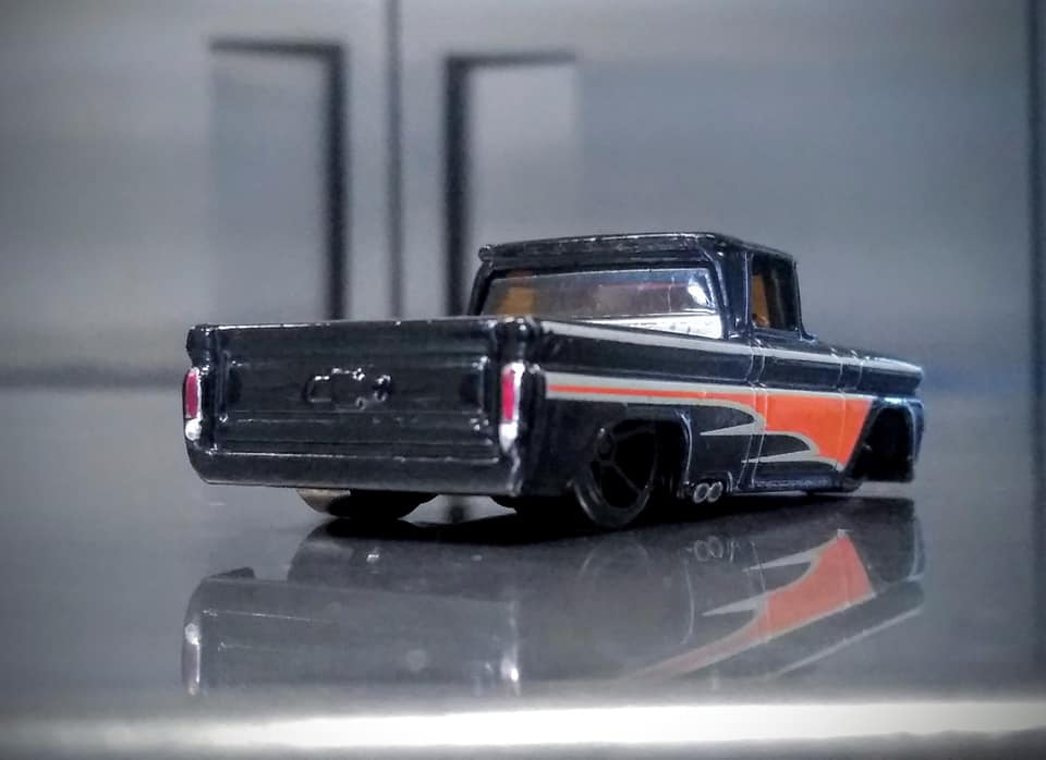 2008 hot wheels 52 chevy pickup holiday edition?