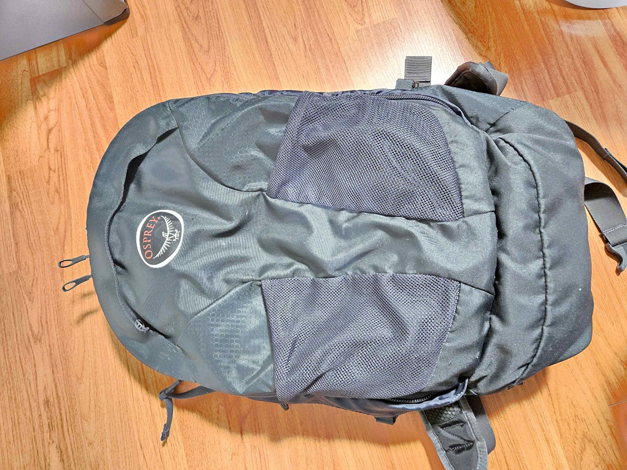 buy used osprey backpack Daylite Plus Within seconds the lightweight backpack can be stuffed away into its own carry case Osprey Raptor Backpack, Red/Grey, 10L