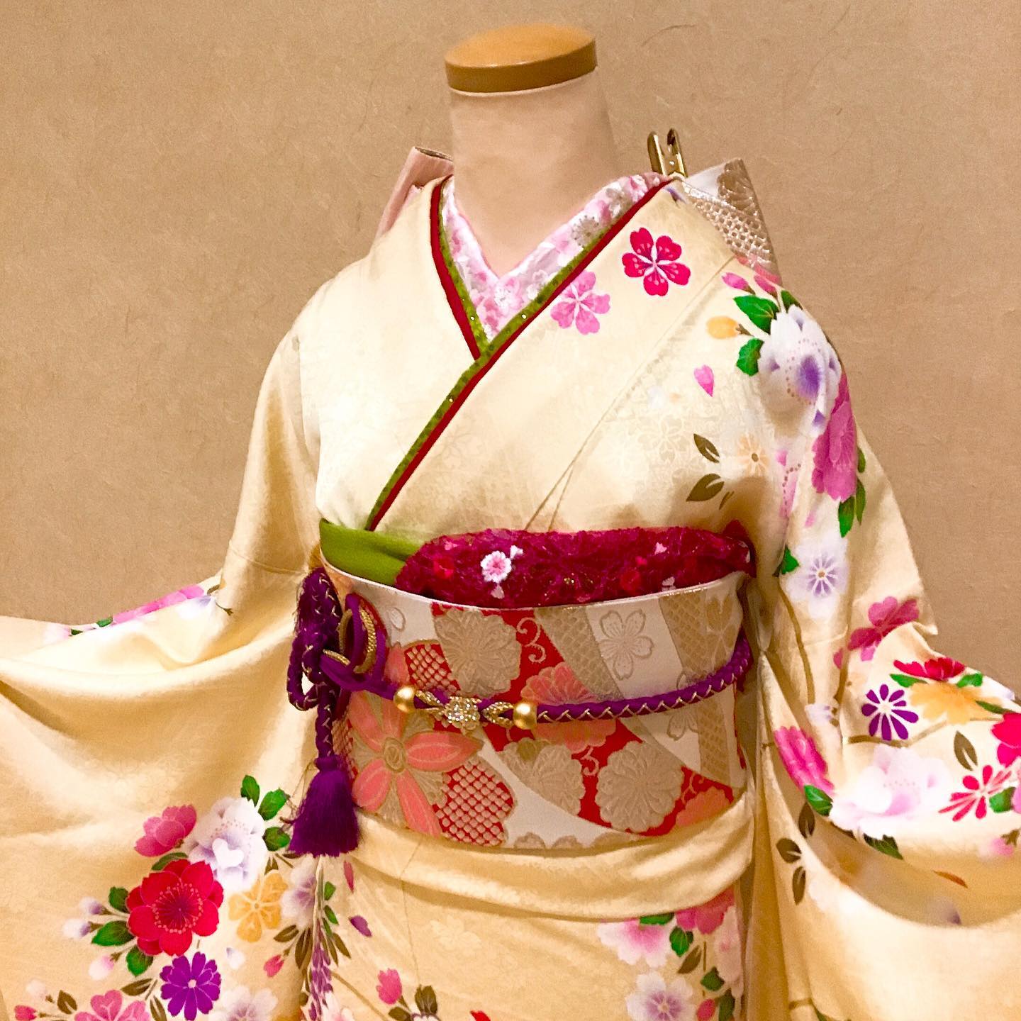 クリーム色のお振袖?】 . 帯揚げの2色使いが個性が出ますね? 裾に 
