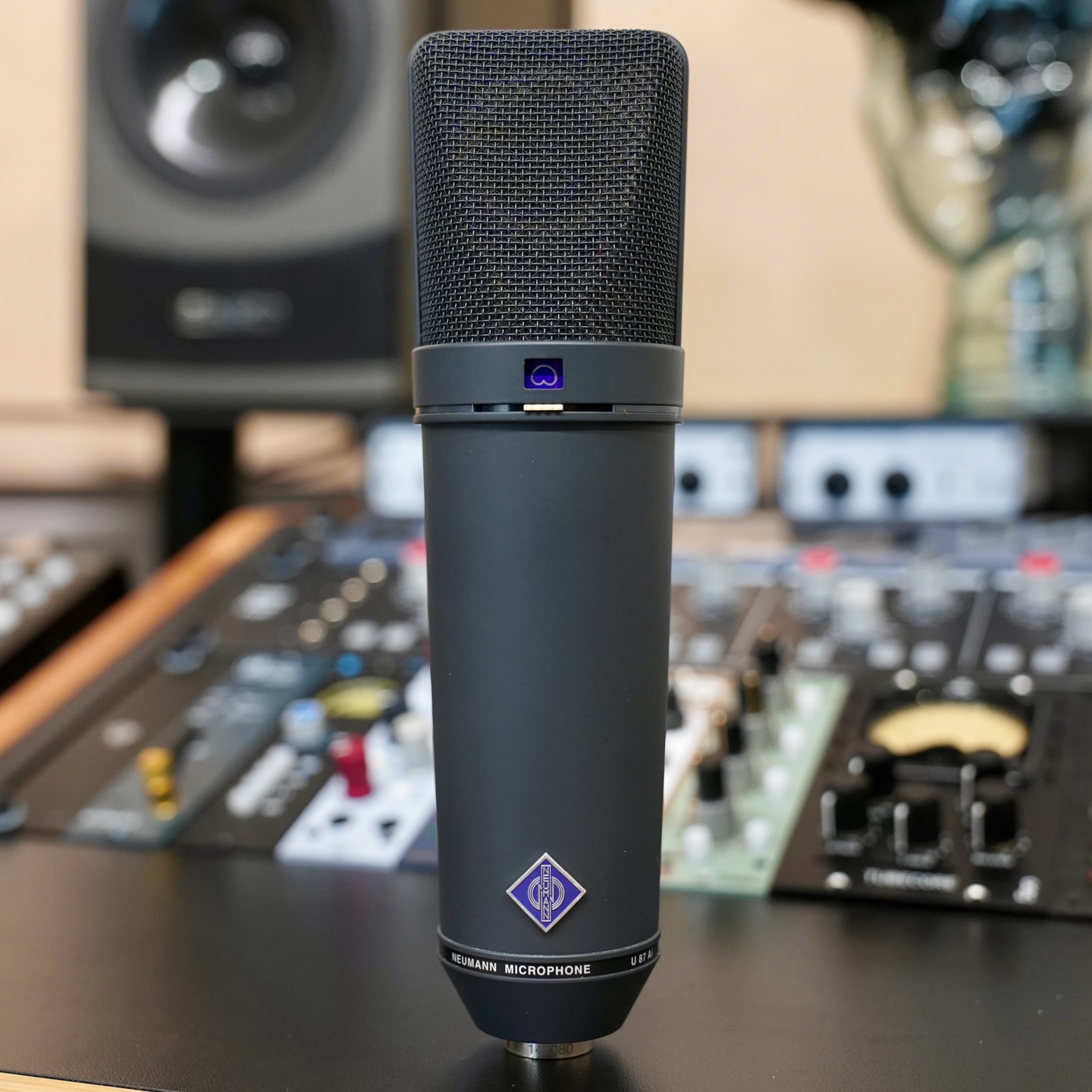 Neumann U87 Ai mt Studio Set (Used) For over five decades, the 