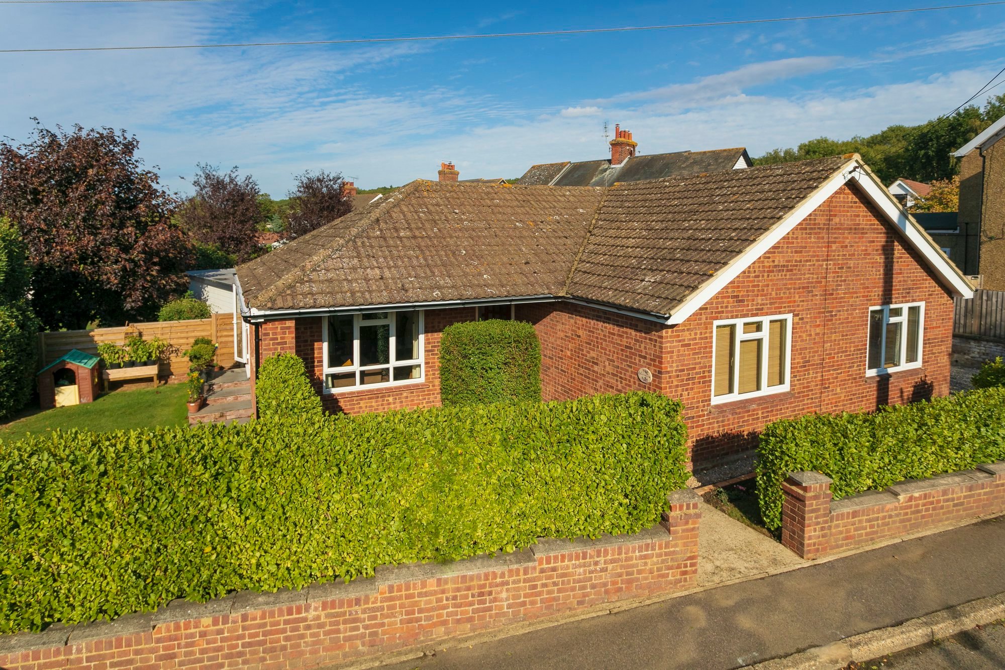 A beautifully presented two bedroom detached bungalow, with a stylish ...
