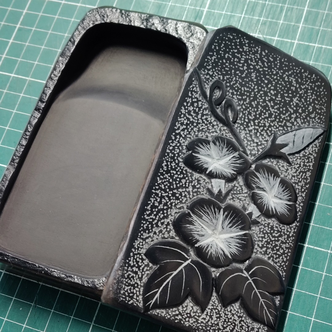 先日もアサガオの彫刻入りの蓋付き硯を作りましたが、石の形を変えて