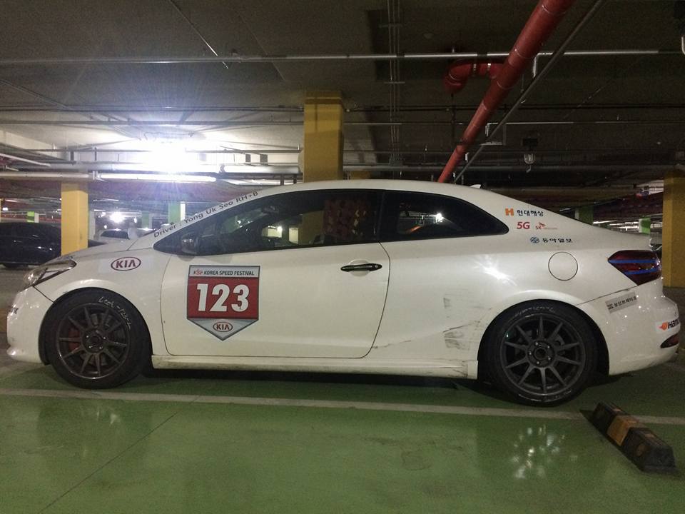 팀 엔지니어스. 차량 데칼 작업전... - Caround N' Genius Motor Sports Team