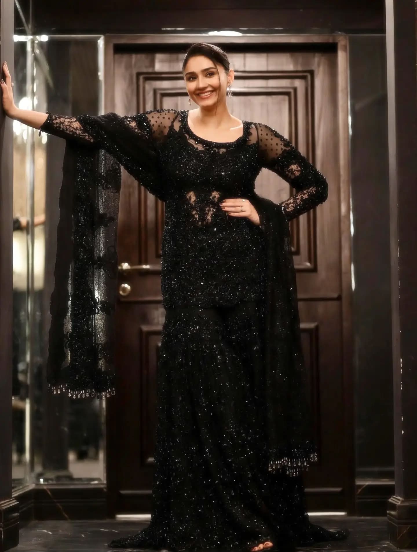 Dure Fishan x Nomi Ansari — Luxury Wear 🖤✨ An ethereal masterpiece that effortlessly steals the spotlight. 🙈 Rich monochrome handwork, crystals & stones adorning exquisite lace, paired with a dreamy Farshi