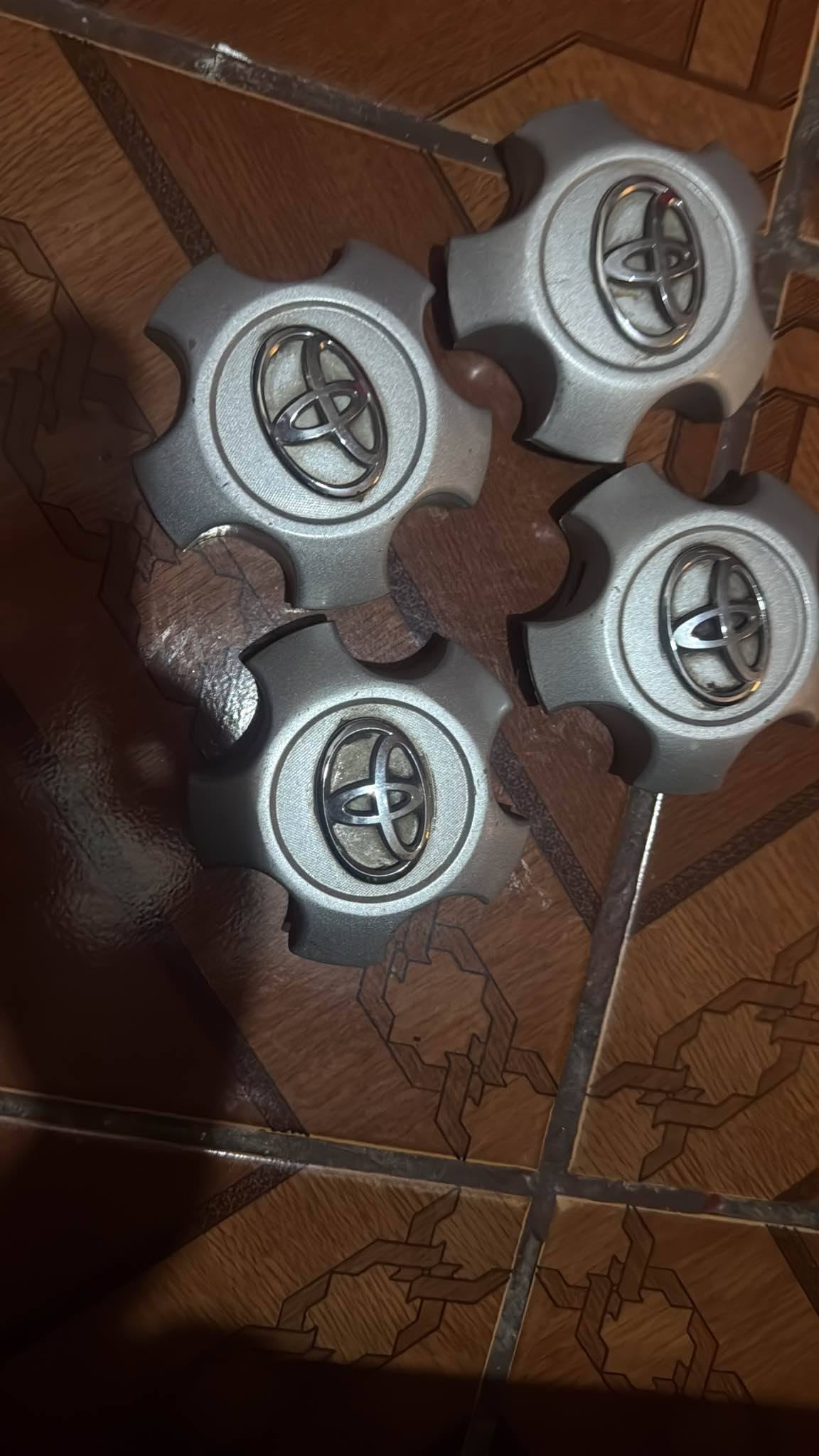 Perfecto estado mblemas X 8de10 8 de 10 ISUŻU UE ၀ Oo ISUEU SUZu