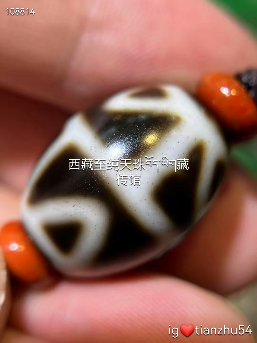 红玉髓三眼天珠喜欢红色玛瑙的朋友可考虑这颗，色泽红润三眼天珠：藏族