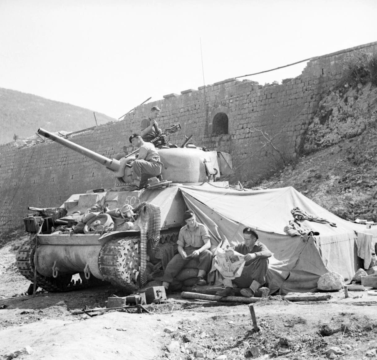 world-4th-new-zealand-armoured-brigade-sherman-iii-m4a2-and-crew-in