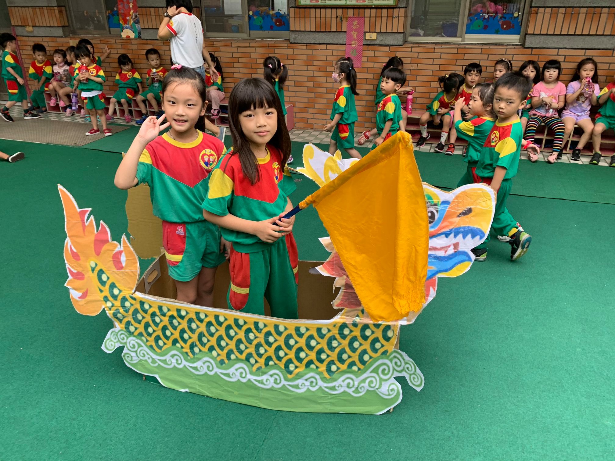 創新幼兒園 - 節慶活動----端午節划龍舟 讓寶貝們體驗划龍舟的樂趣~