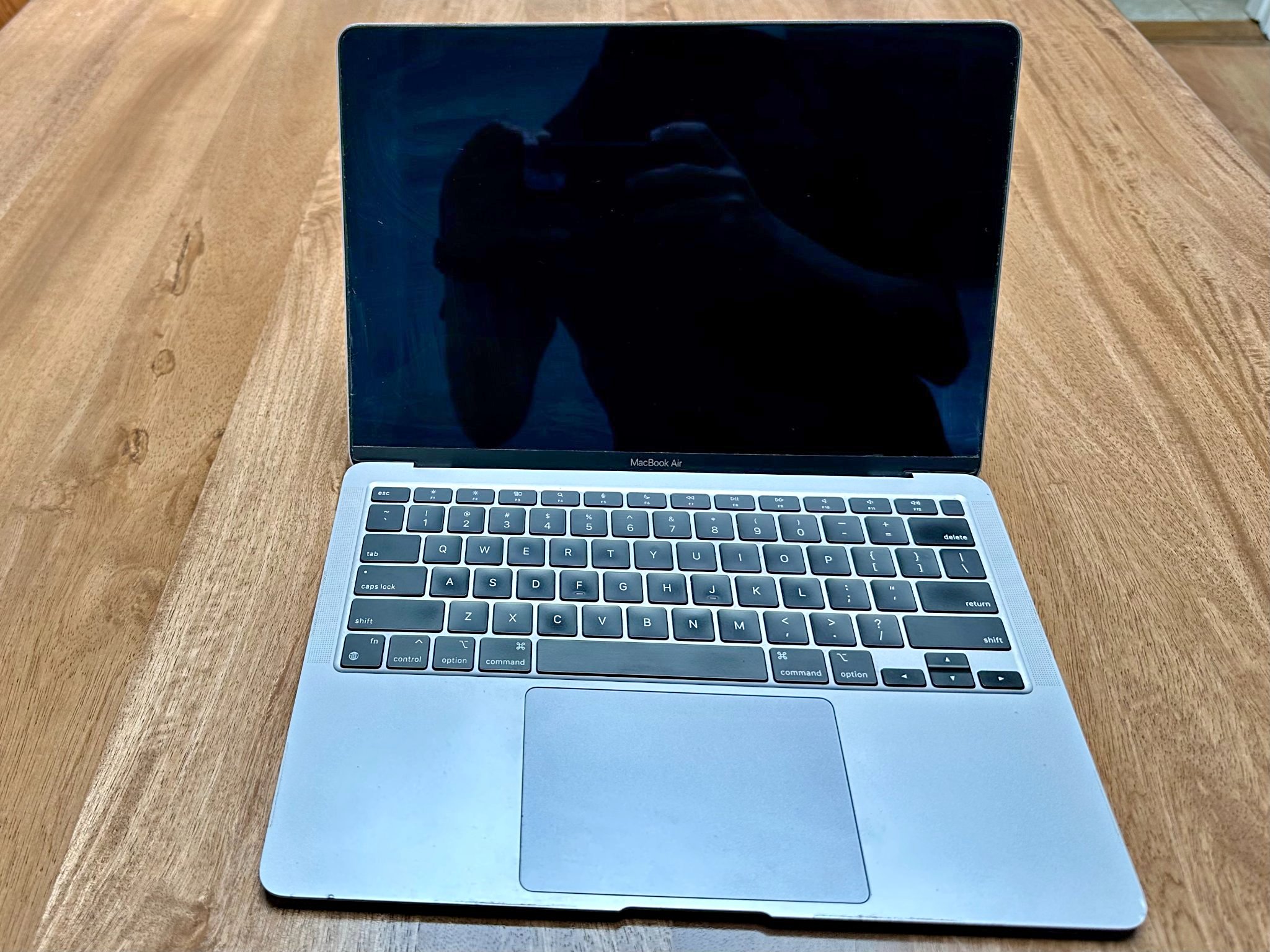 MacBook Air M1 2020 8GB / 256GB (Broken Screen & Keyboard