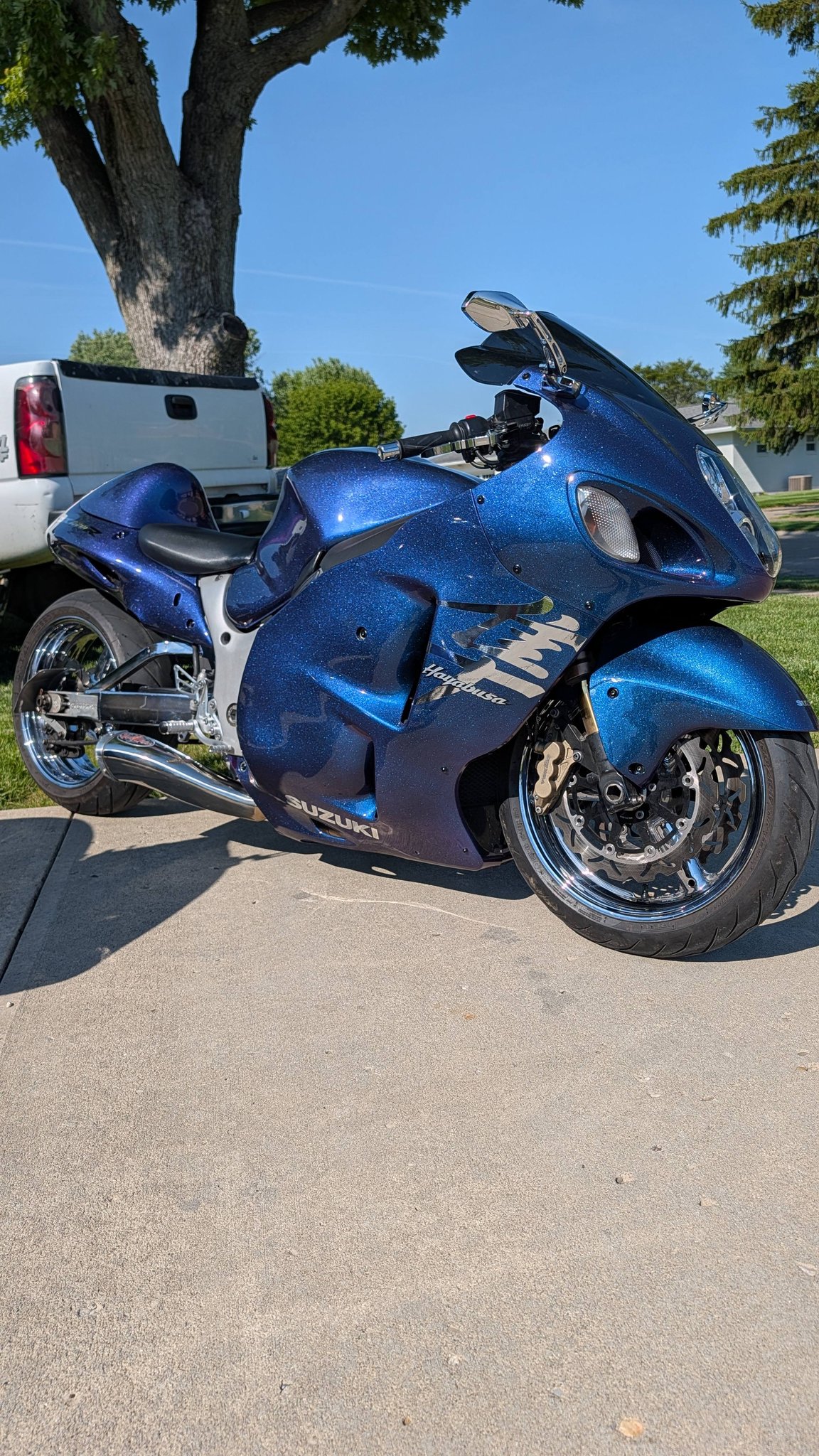 Suzuki Hayabusa GSXR 1300 with color-changing paint