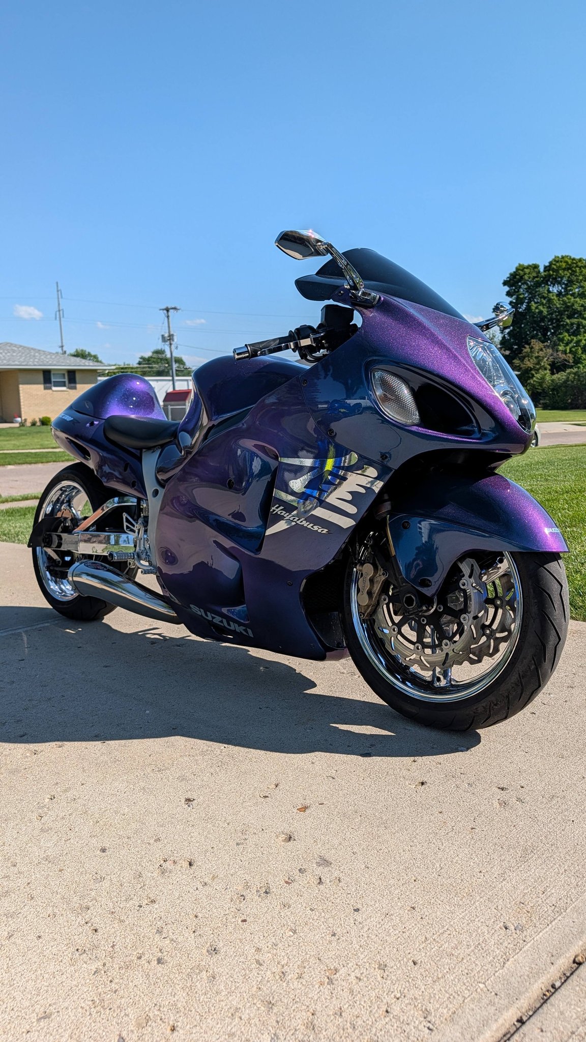 Suzuki Hayabusa GSXR 1300 with color-changing paint