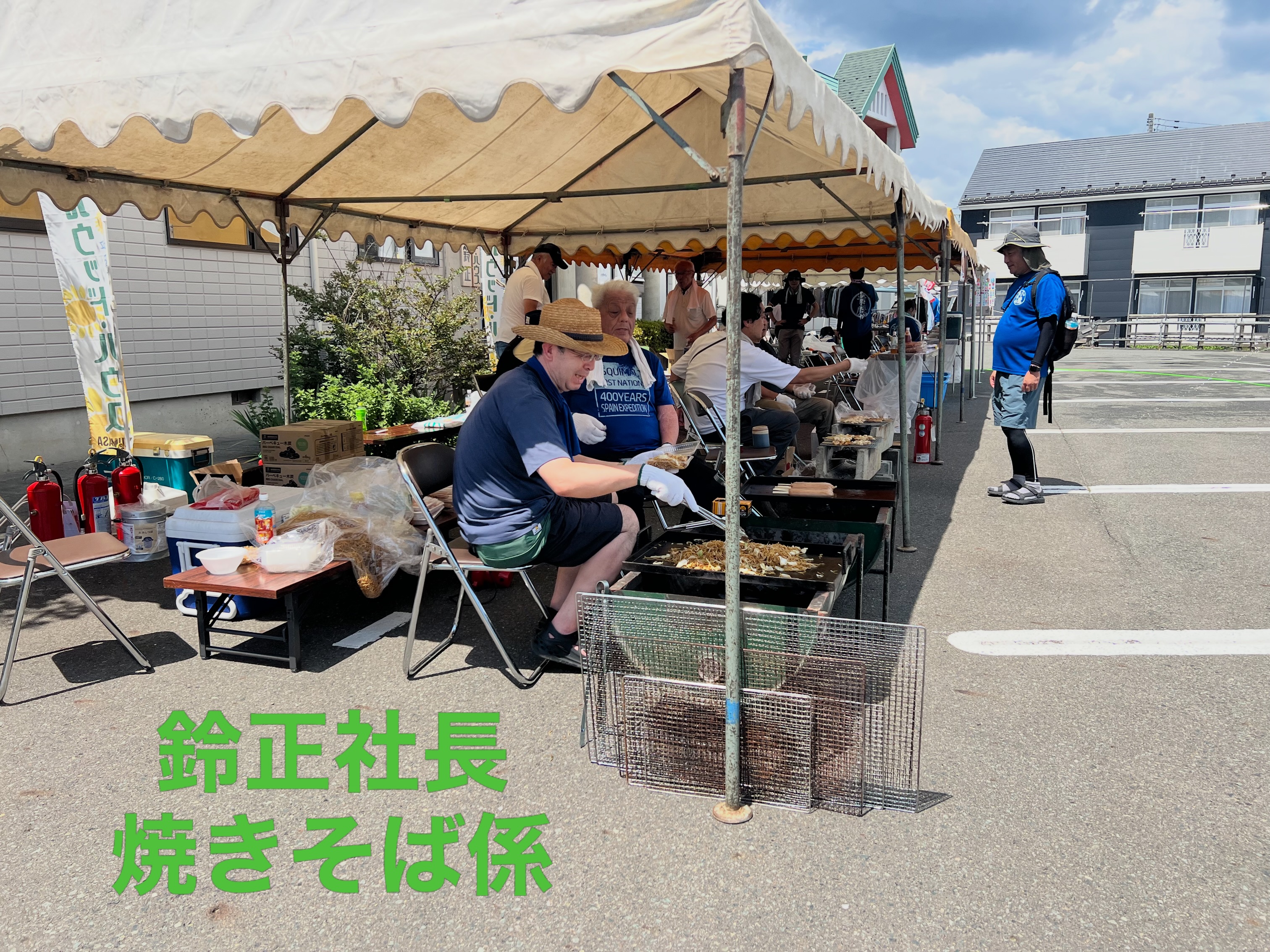 弊社会長が山車の大八車のメンテナンスをしております。 新しい車軸に
