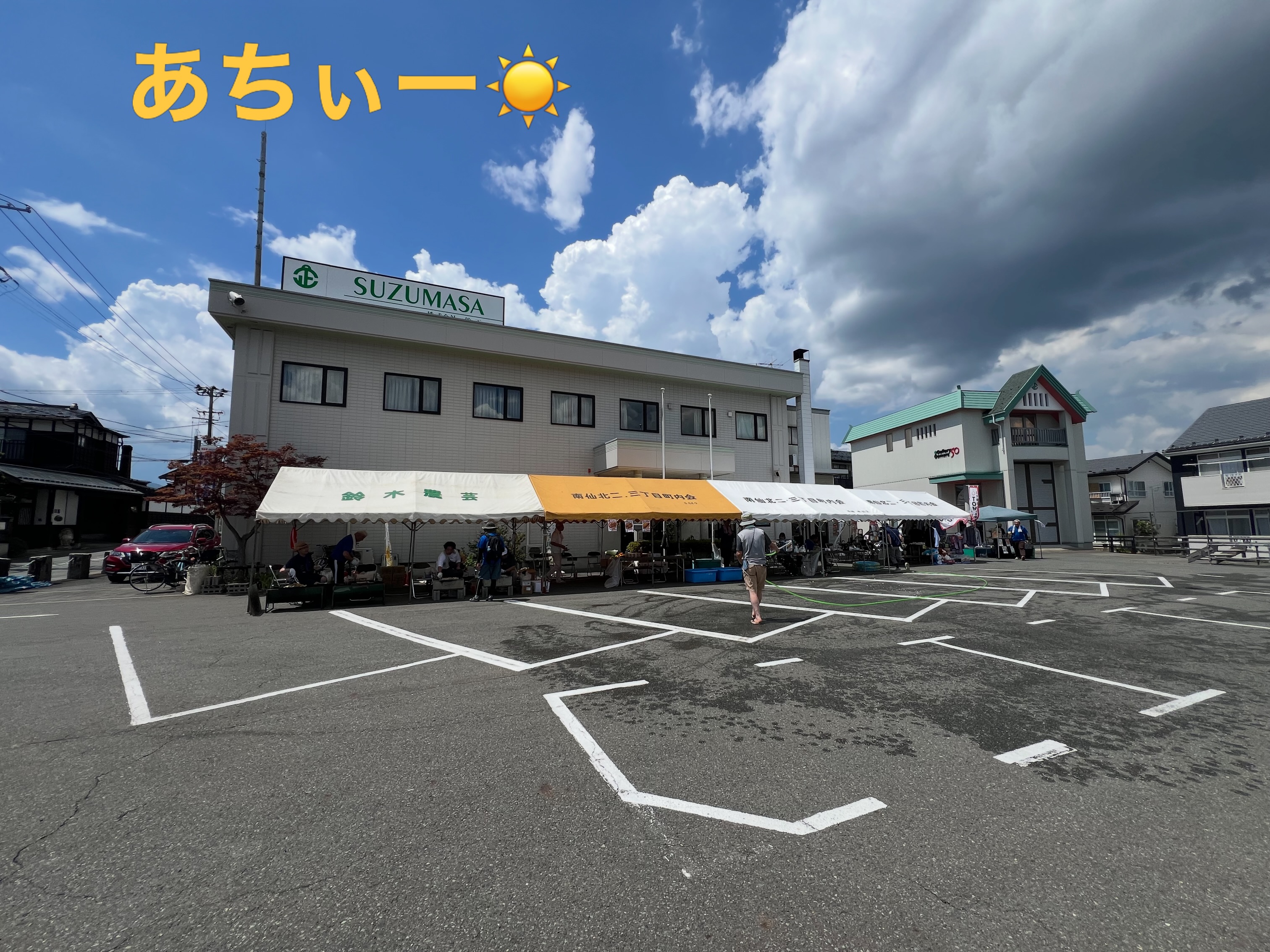 弊社会長が山車の大八車のメンテナンスをしております。 新しい車軸に