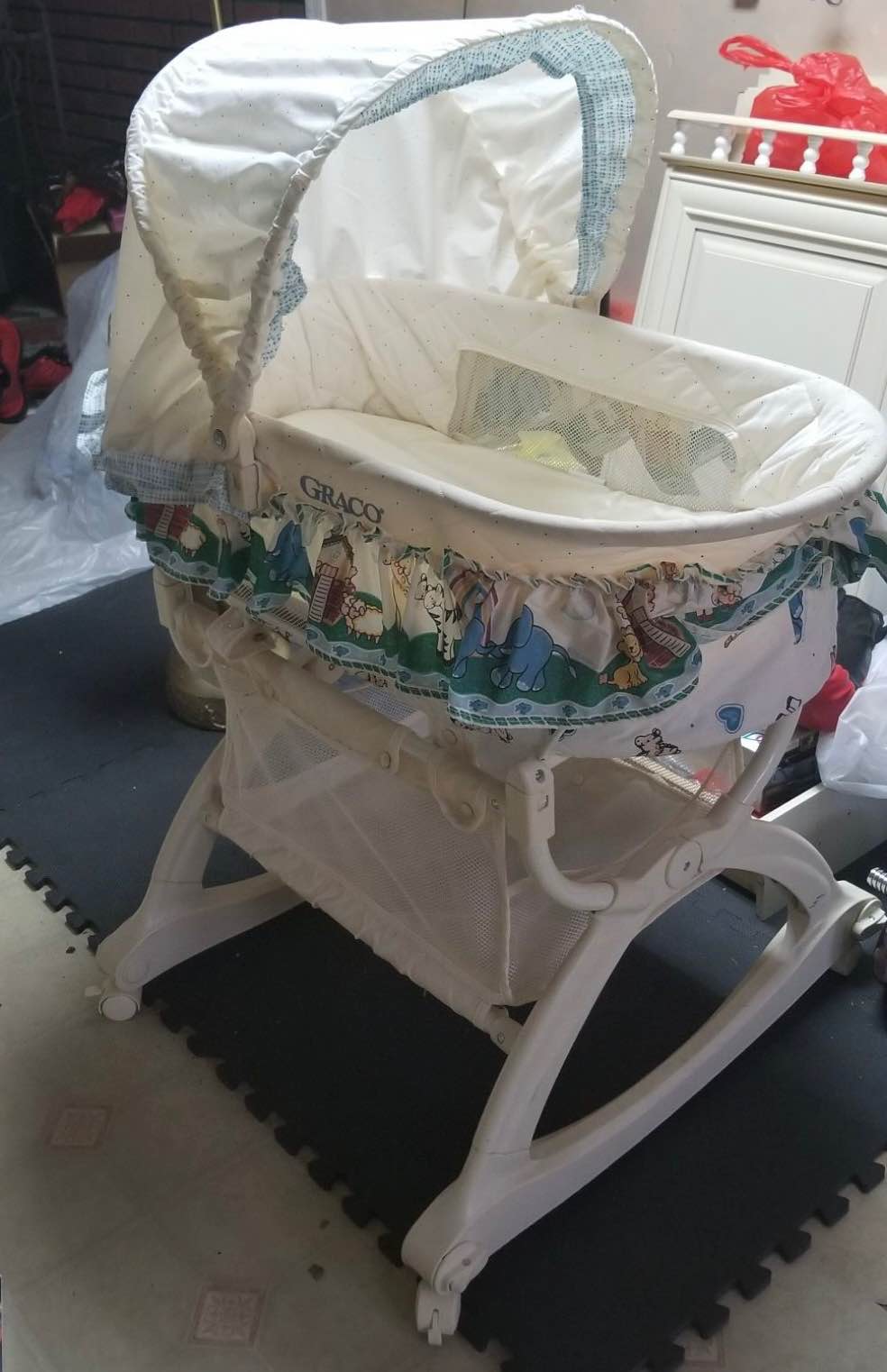 Graco Noah’s Ark Rocking Bassinet - Bassinets & Cradles - Roseburg ...