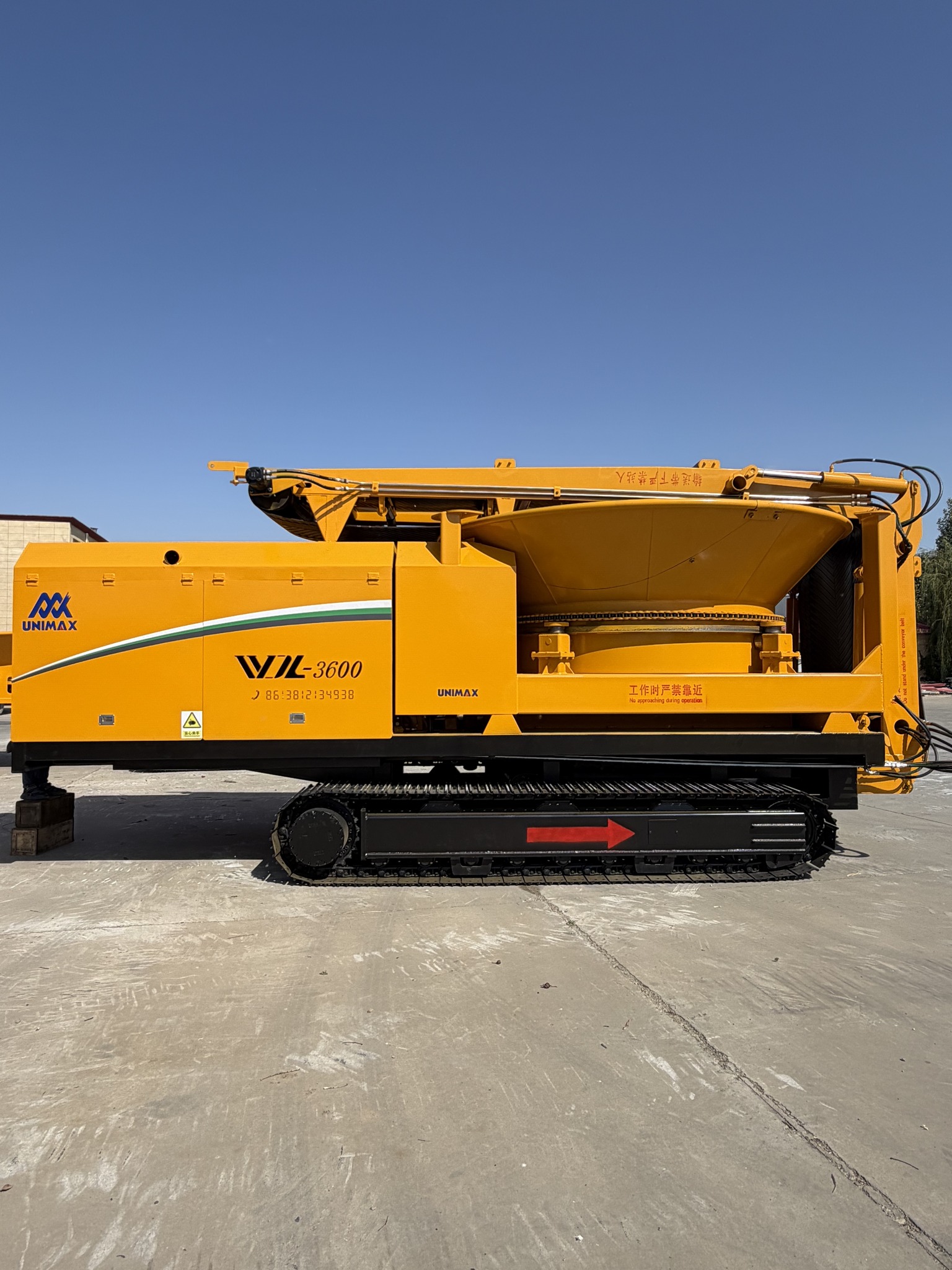 #unimaxwoodchipper WDL1690 is processing tree roots , which with 530HP ...