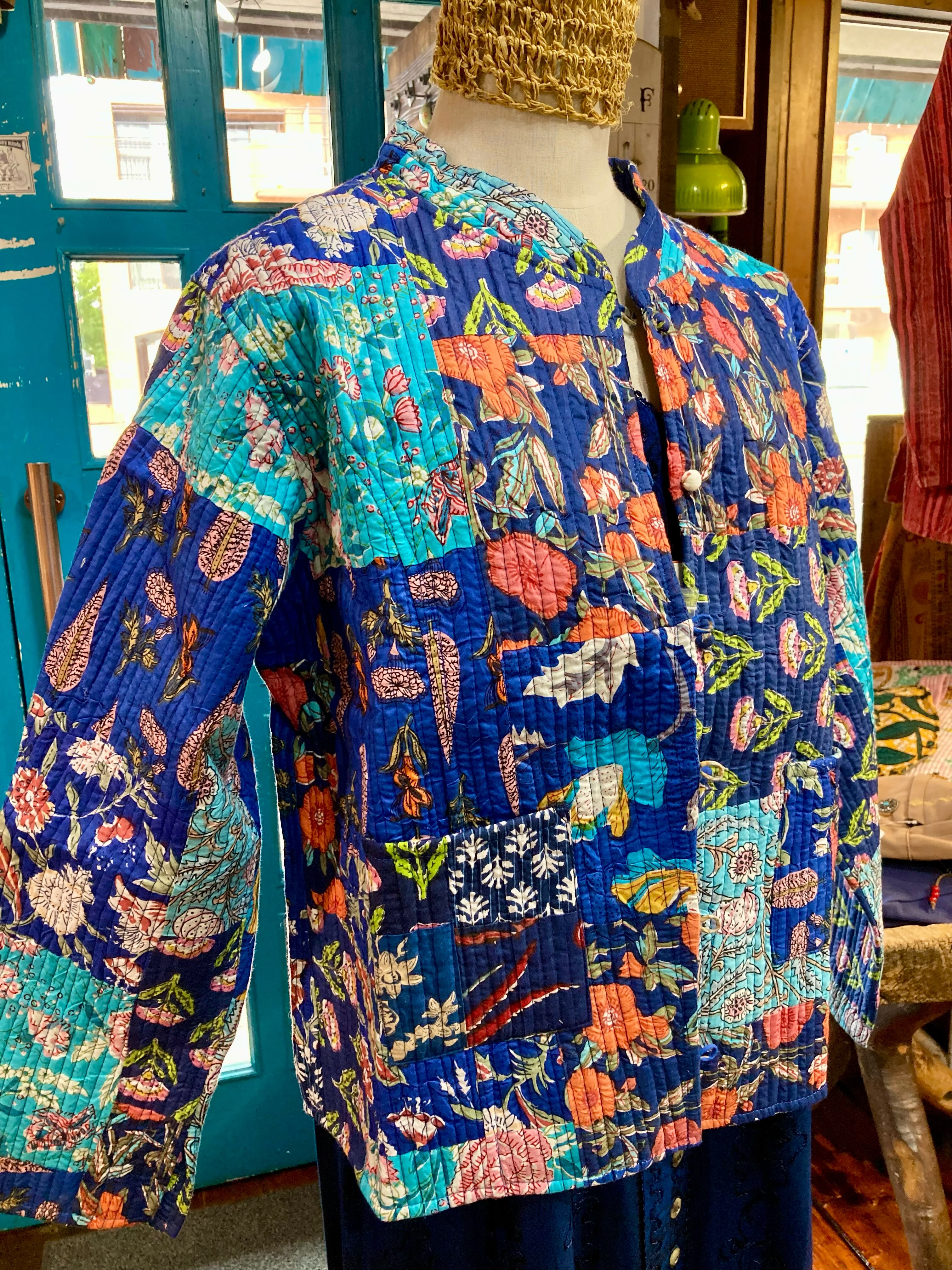 ラバリジャケット　インディゴ格子柄　ハンドブロックプリント　天然素材　一点もの ブロックプリントのパッチワーク生地をキルティングしたリバーシブル