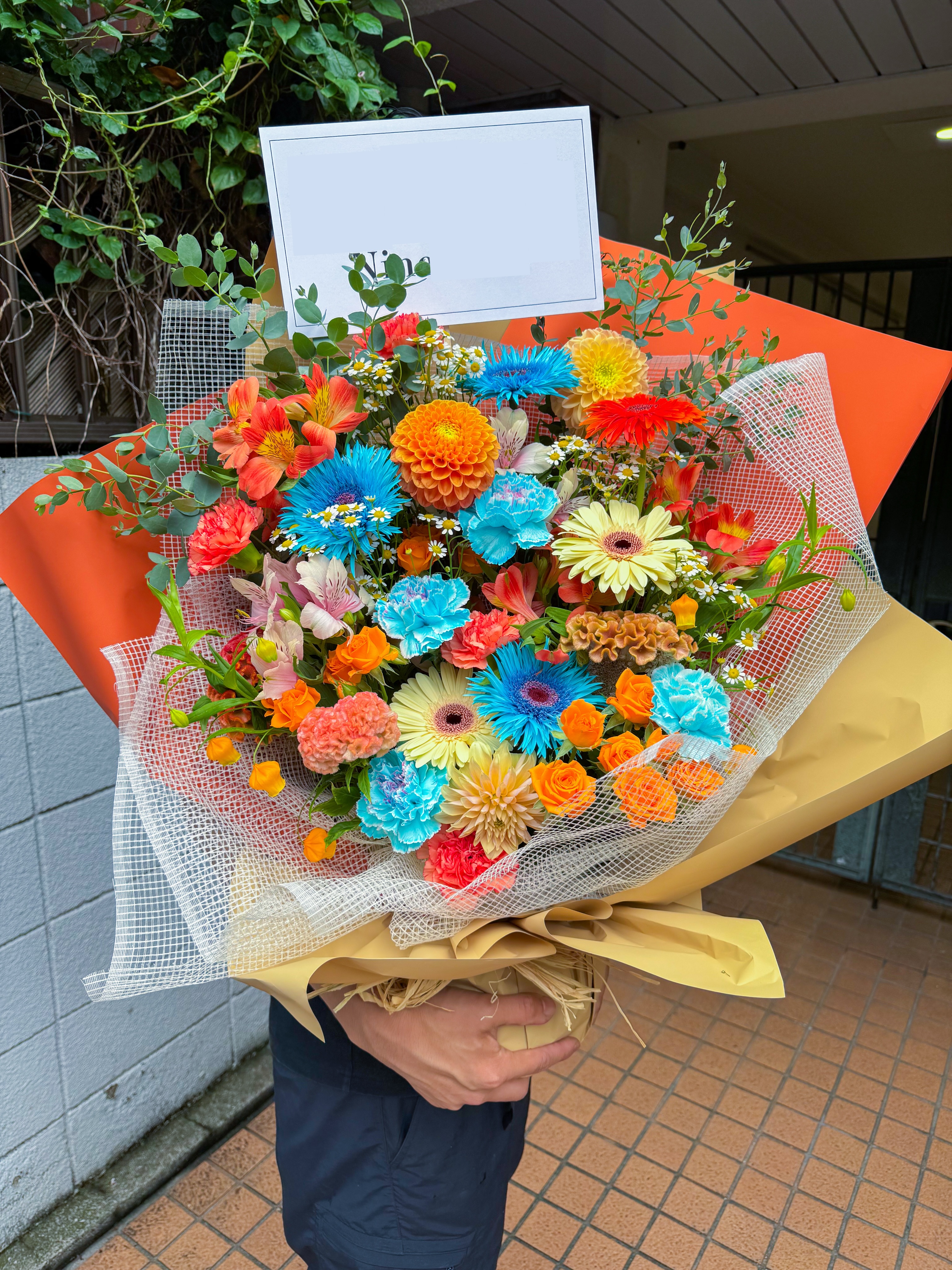花束 オレンジとブルーの配色がかわいいブーケです。 画像のように