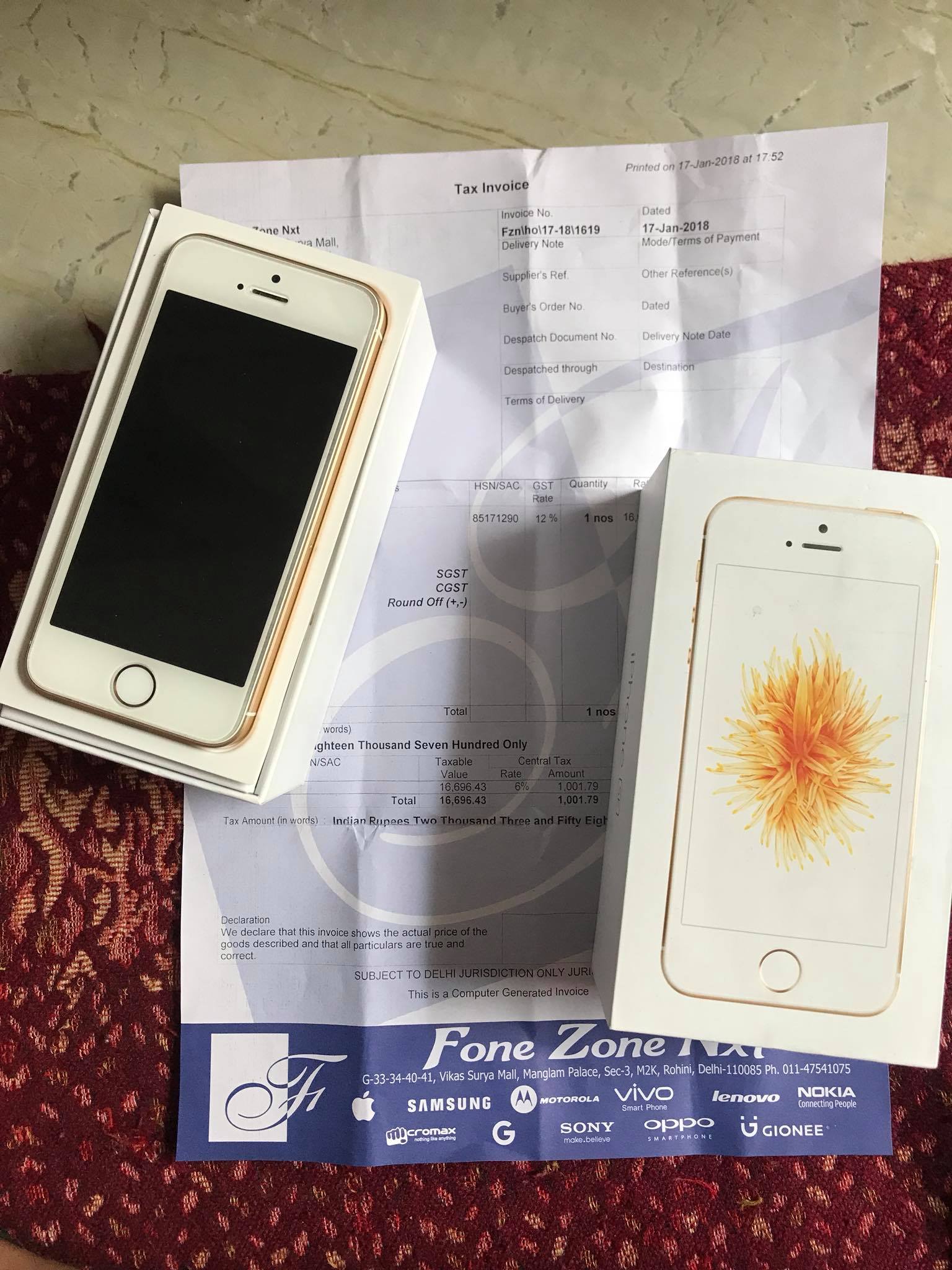 iPhone SE, 32GB, Gold Just 5-6 month old only with bill, box and 