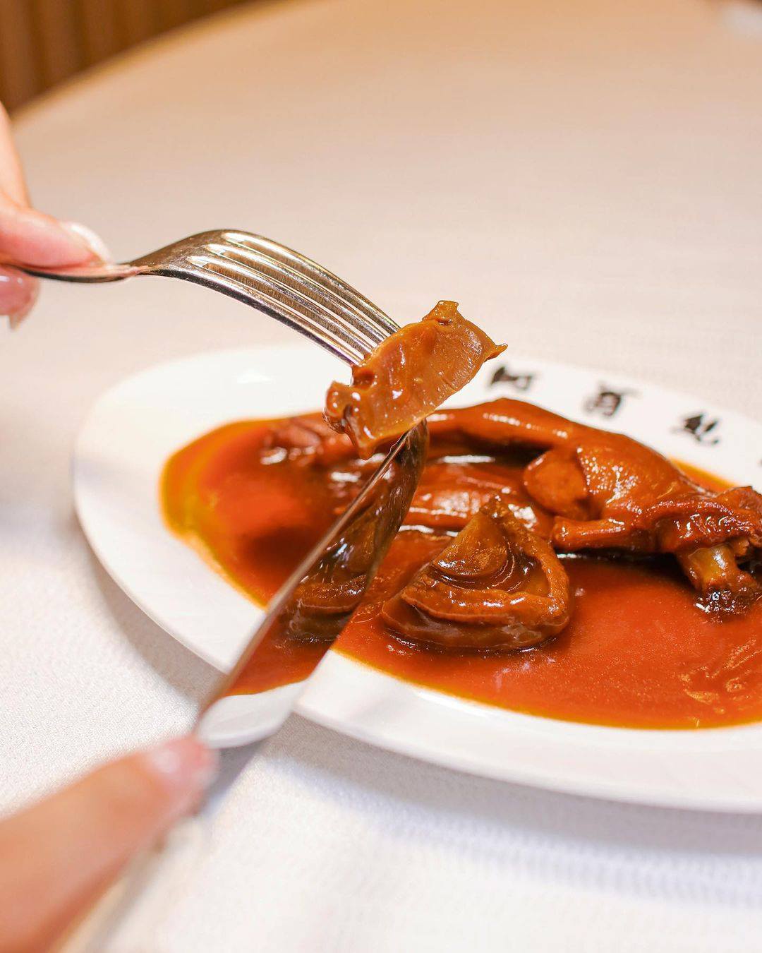品嚐享譽全城的阿翁溏心鮑魚、加上滑不溜口的蛋白蒸鮮蟹拑以至皮脆肉嫩阿翁脆... - Ah Yung Kitchen 阿翁小館