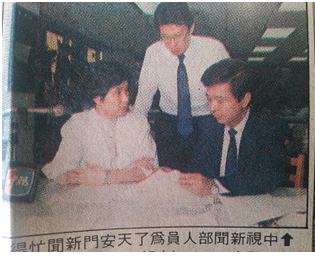 資深媒體人 - 中視新聞部當時擔任經理的曠湘霞帶領相關人員籌劃製播有關六四的系列特別報導和節目。左 : 曠湘霞經理，中：王浩，右：翟翬 ...
