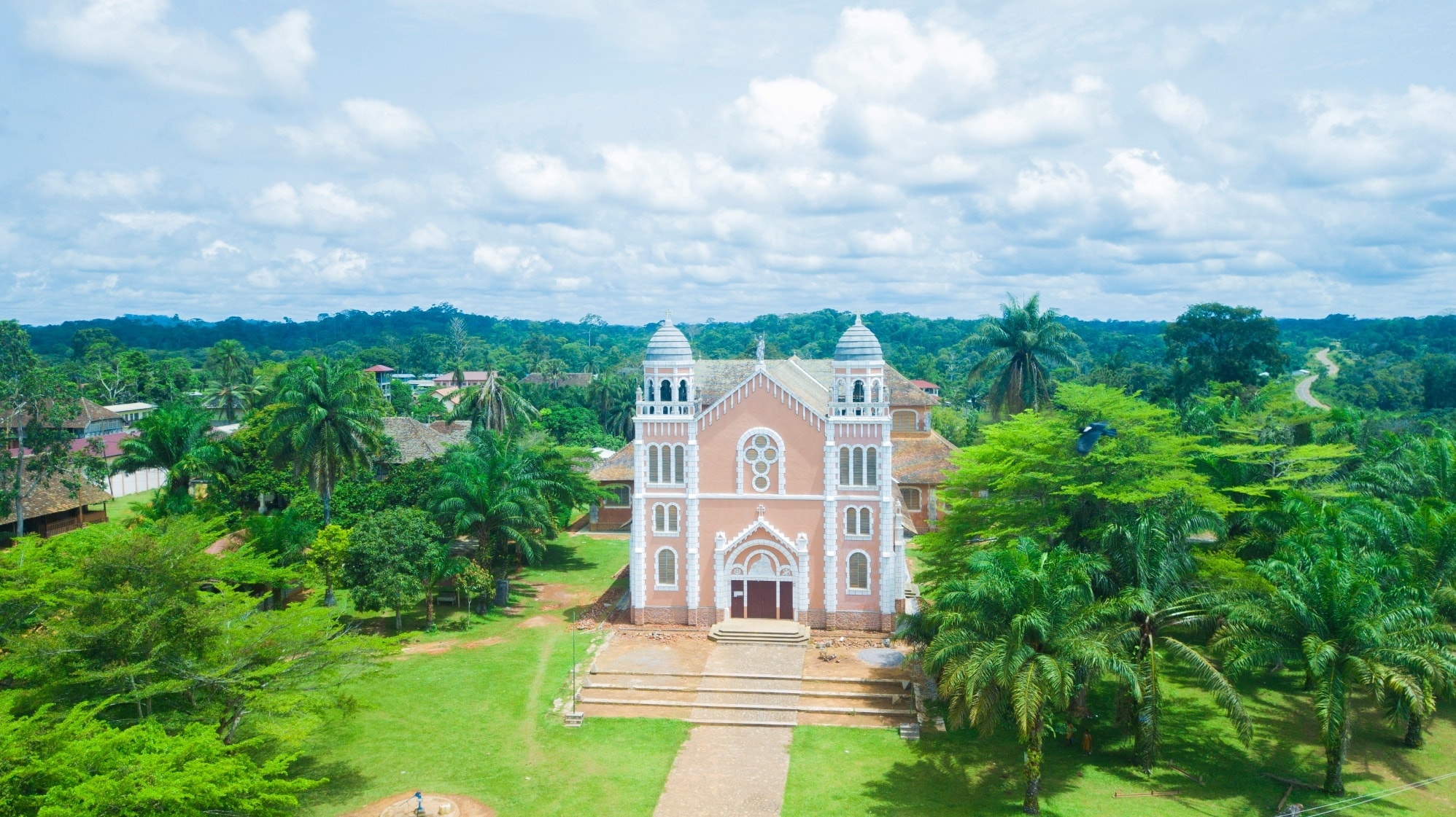 💒Eglise d'Akono Notre-Dame... - Visiter le Cameroun avec moi | Facebook