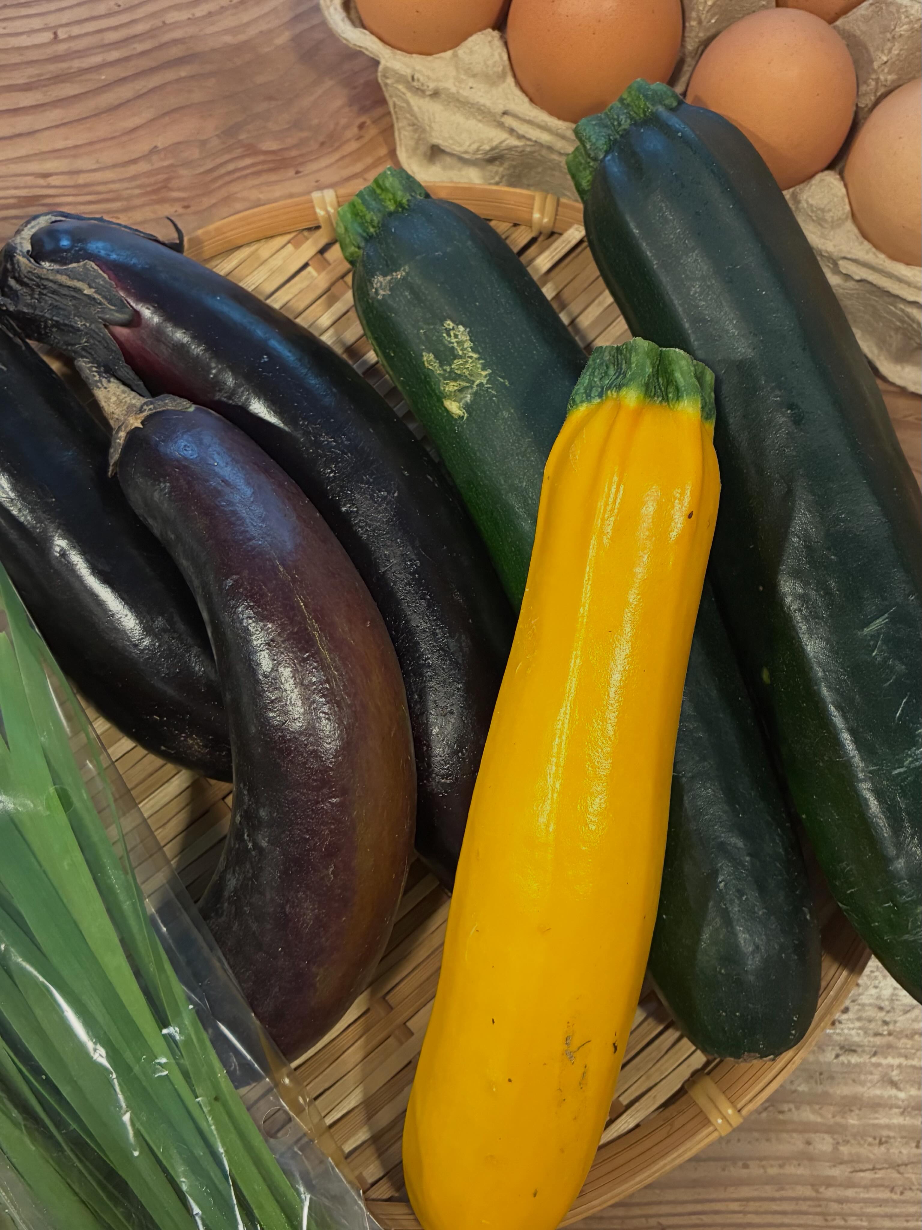 百草園さんのお野菜＆平飼いたまごが 入荷いたしました? ズッキーニ 