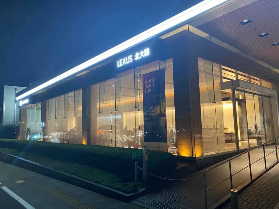 【e-latch機能のご案内】 eラッチ機能とは？ 従来のドアハンドルとは違い、握っただけでロックが電子制御で解除され、軽く引くだけでドアが ...