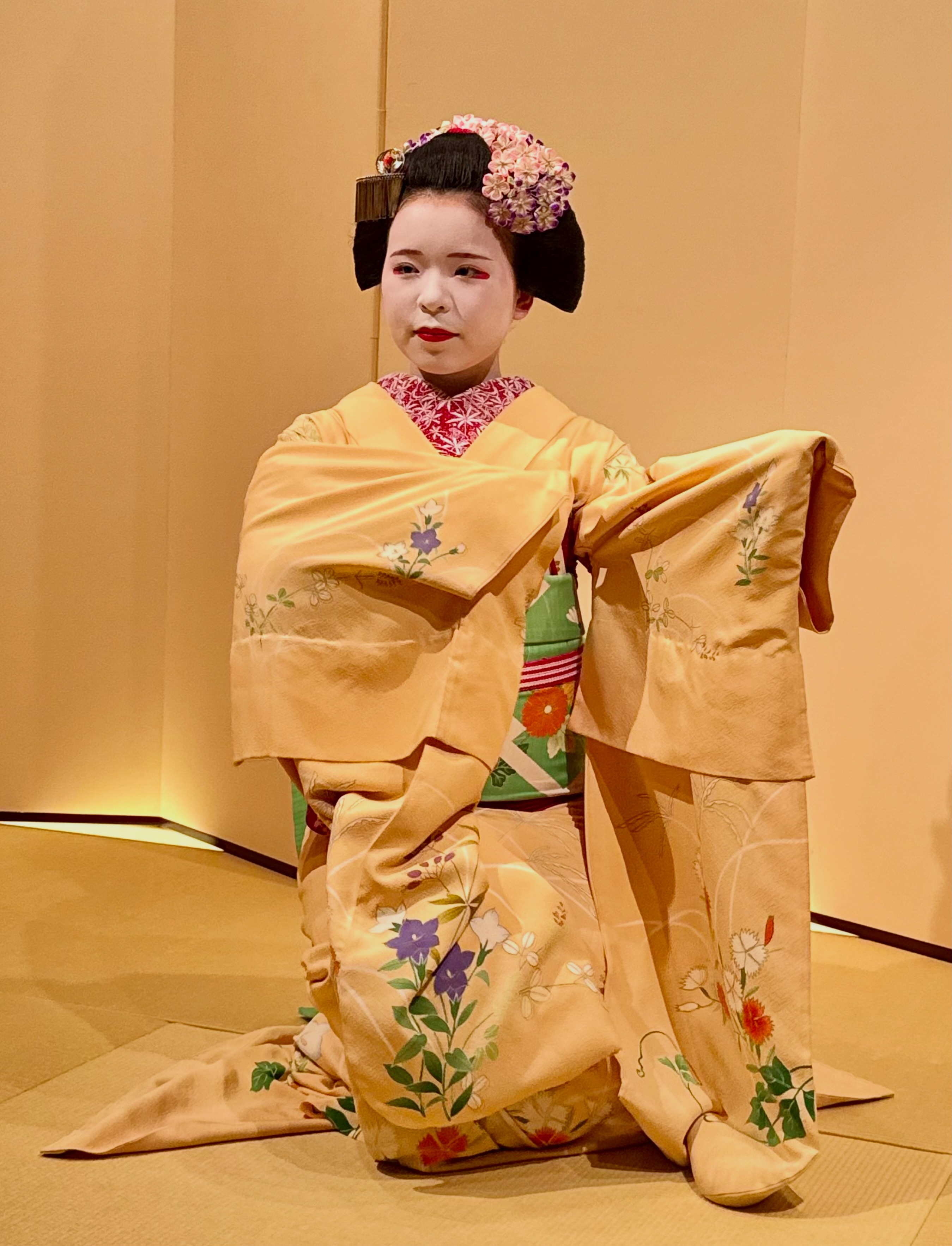 Exclusive - 舞妓さんの帯留め 「ぽっちり」 鮮やかな黄色い帯と