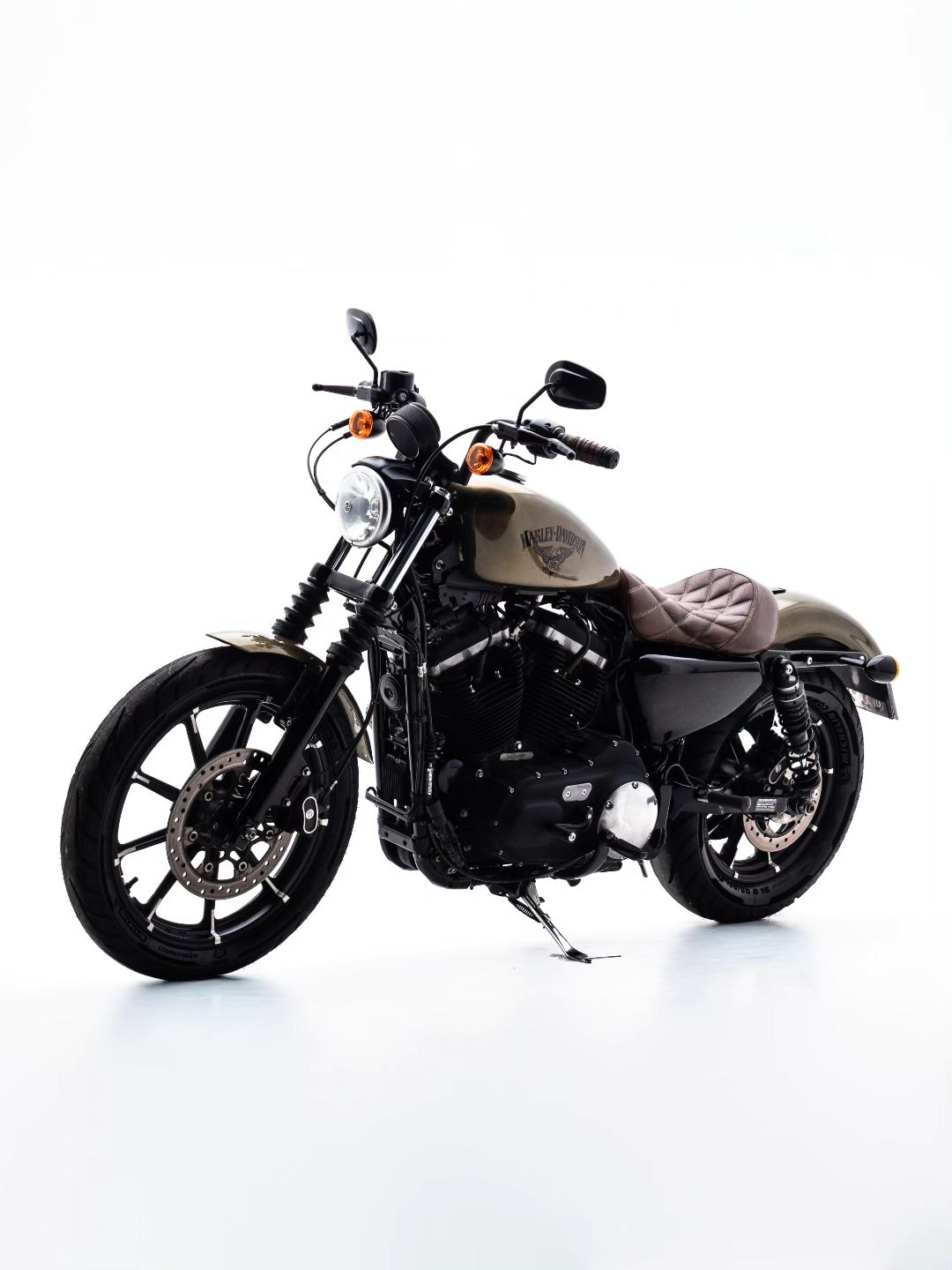 Existem motos que pedem licença. A Iron 883 não. Ela chega como um