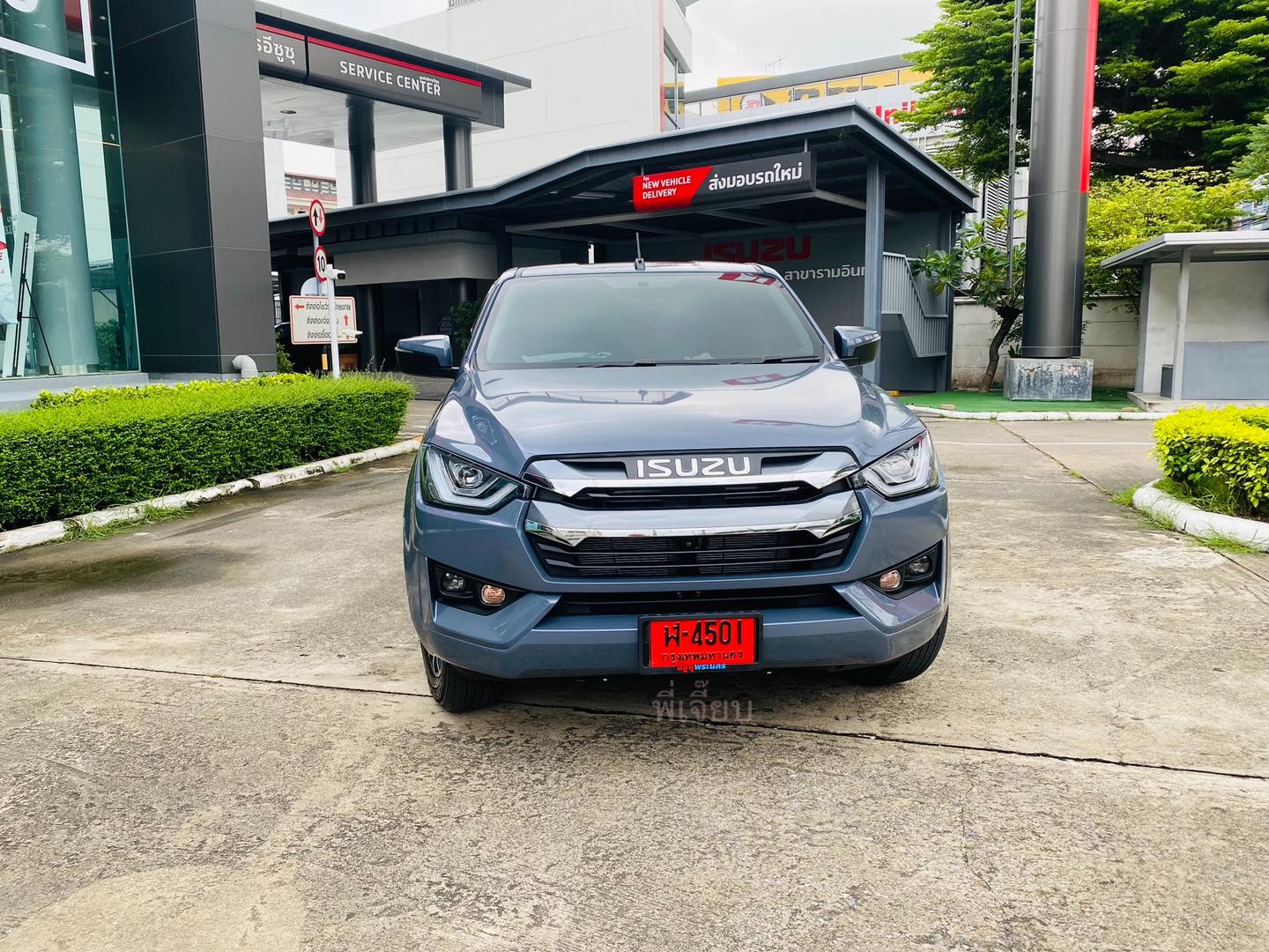 เจี๊ยบอีซูซุป้ายแดงรามอินทรา กม8. 086-4496551