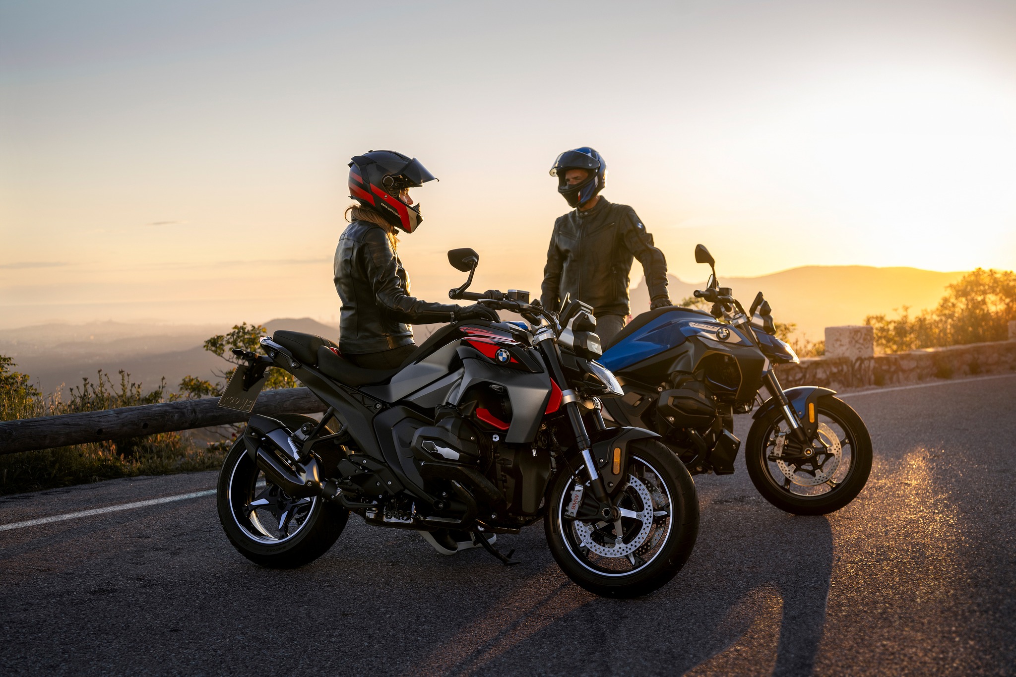 Pure roadster. Pure boxer. The BMW R 1300 R delivers raw