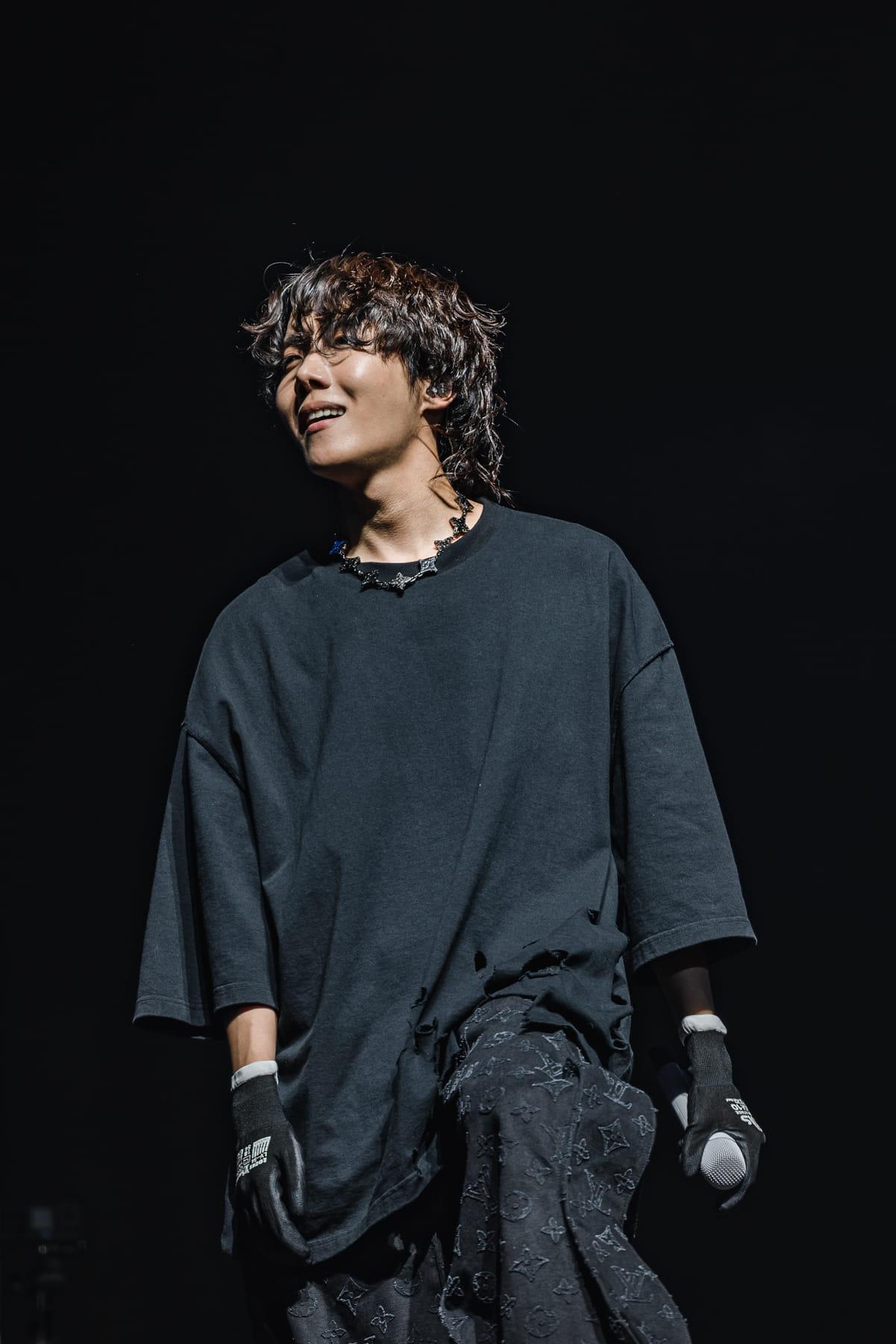 🔥 J-HOPE BRINGS THE SWAG BACKSTAGE AT iHEARTRADIO! 💜📻 J-Hope is