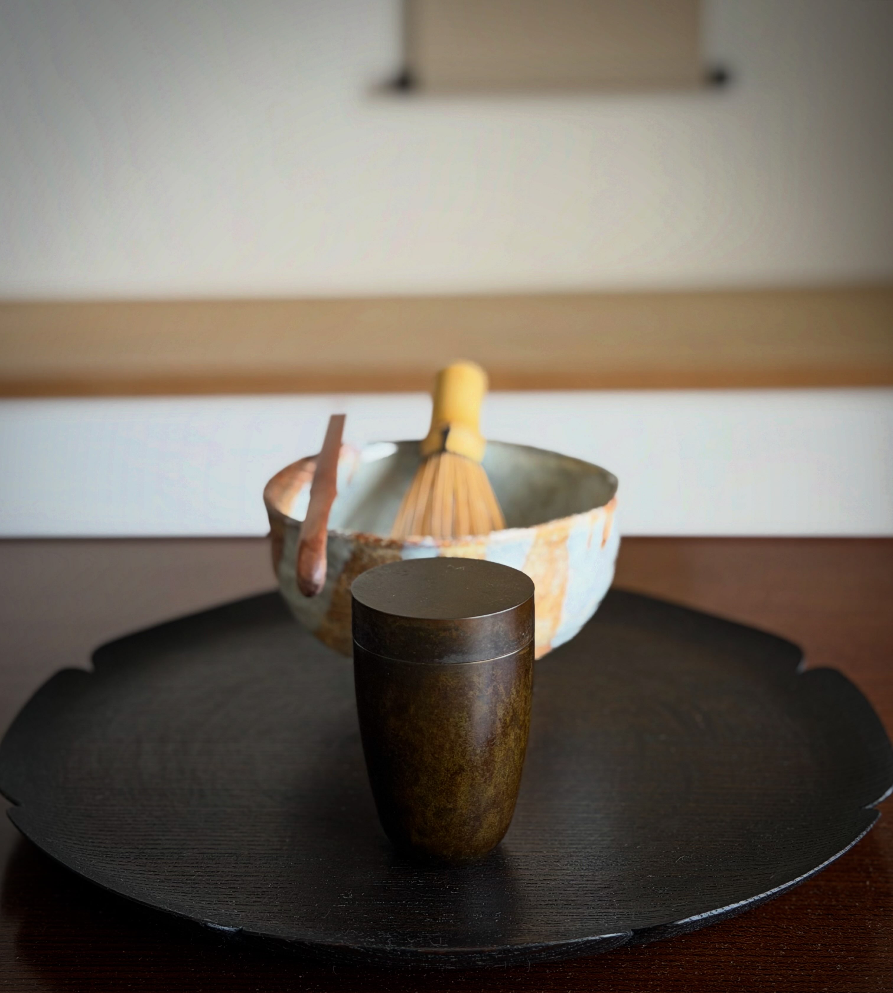 吉田直嗣さんの茶碗で盆略をしつらえました。一枚目はクラシックに、二